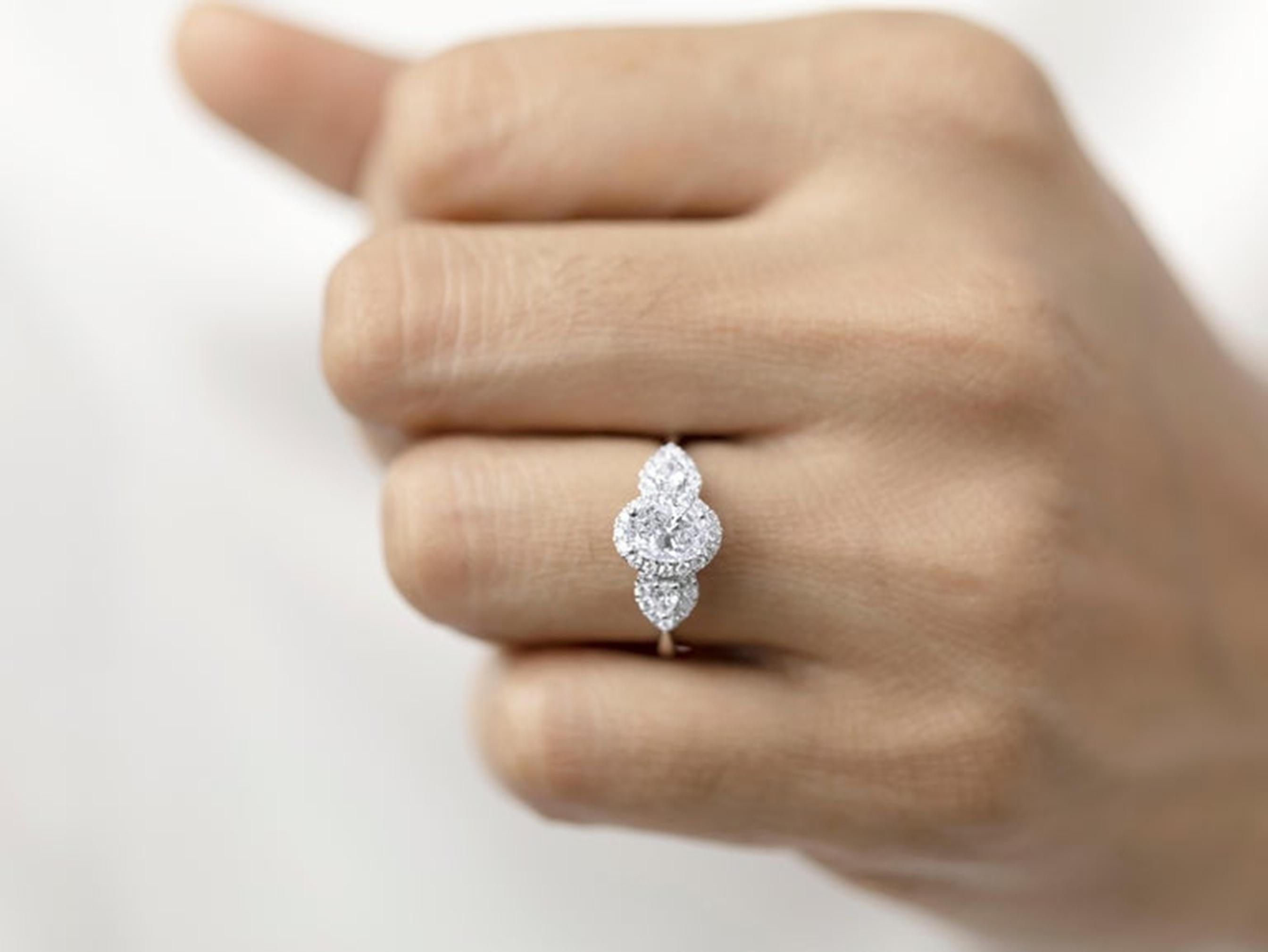 GIA-zertifizierter 1,00 Karat ovaler Diamant-Dreistein-Halo-Ring aus 18 Karat Weißgold im Angebot 2