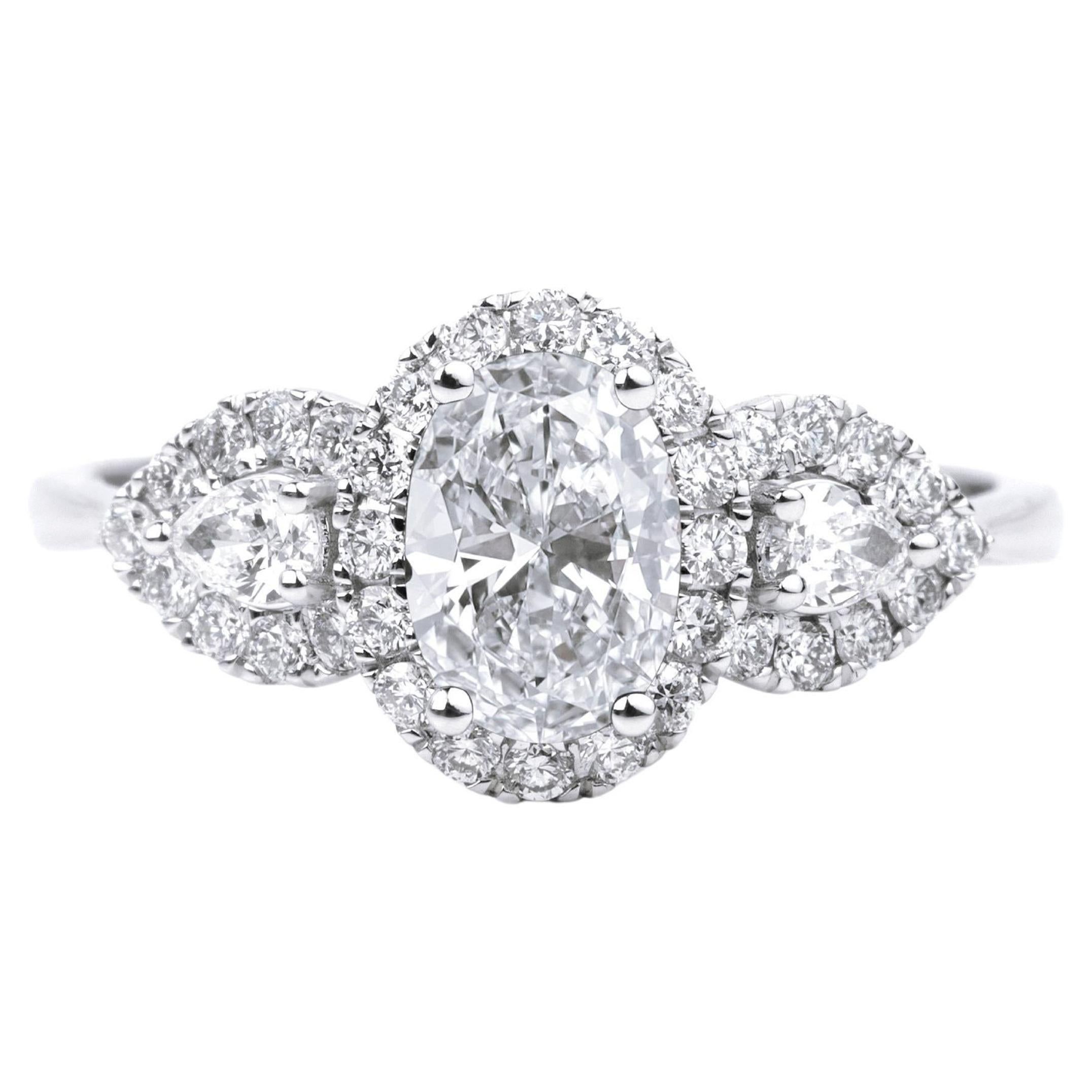 GIA-zertifizierter 1,00 Karat ovaler Diamant-Dreistein-Halo-Ring aus 18 Karat Weißgold