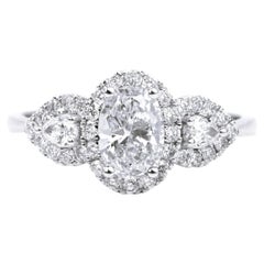 GIA-zertifizierter 1,00 Karat ovaler Diamant-Dreistein-Halo-Ring aus 18 Karat Weißgold