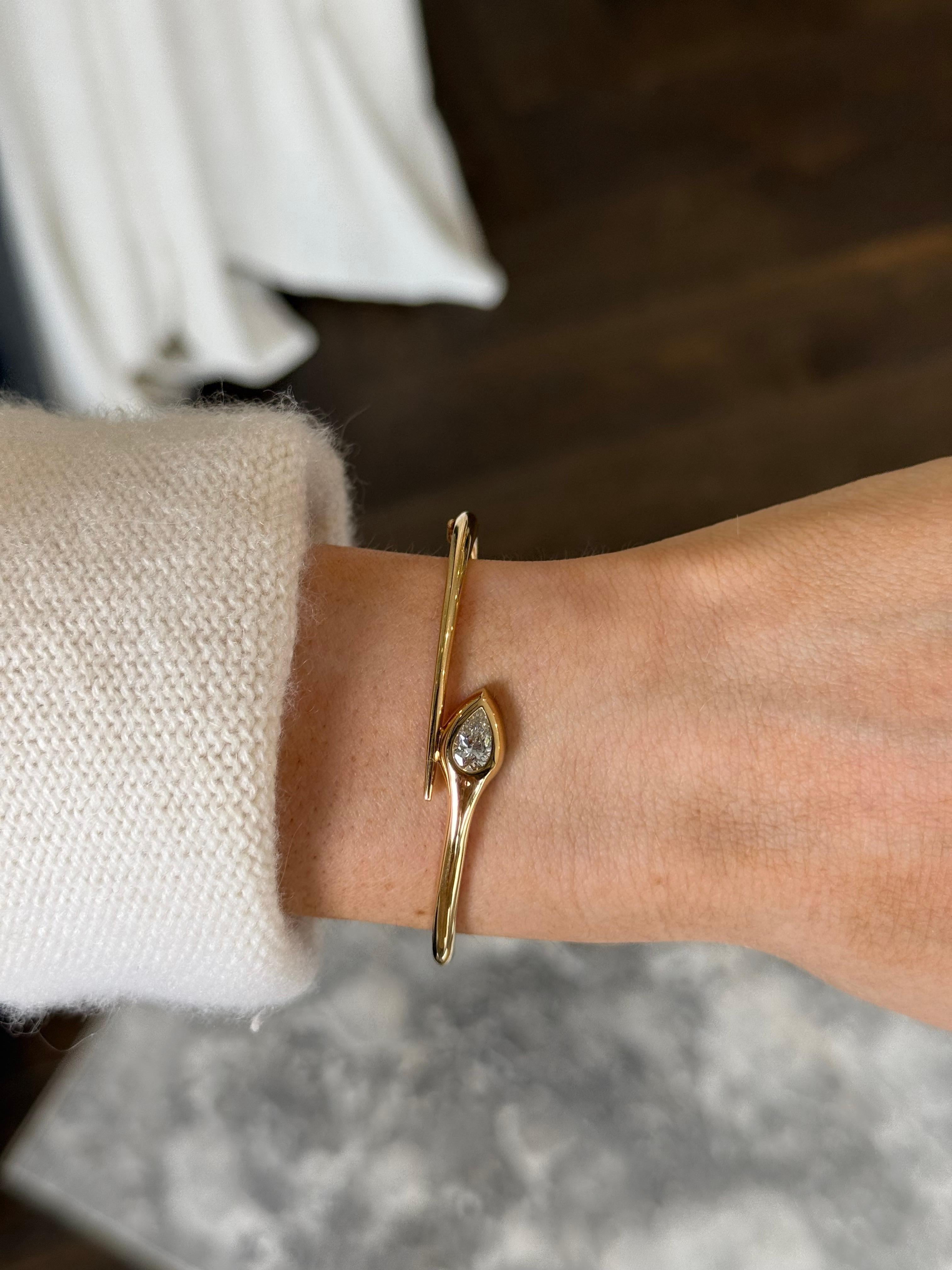 Inspiriert von der fließenden Bewegung einer Schlange, ist der Pear Diamond Lunar Bangle ein fesselnder Ausdruck von Kraft, Verwandlung und raffiniertem Luxus. Dieser skulpturale Wickelarmreif wurde sorgfältig aus 18 Karat Gelbgold gefertigt und so