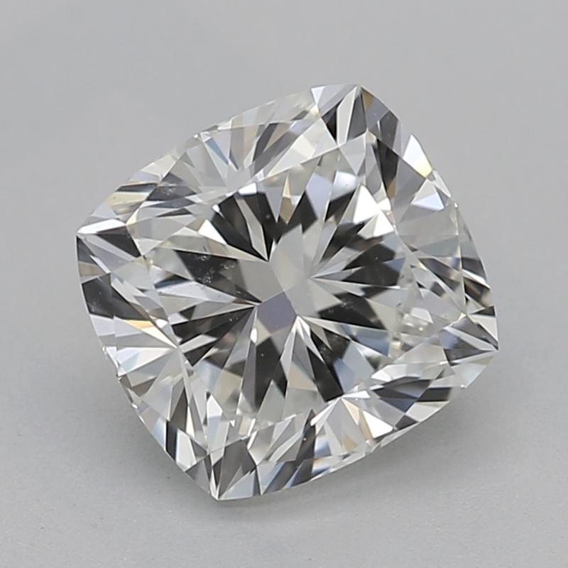 Fabriquée à la main à New York, cette magnifique bague en diamant est ornée au centre d'un diamant coussin certifié GIA pesant 1,01, classé H et SI1. Serti dans une luxueuse monture à griffes en or blanc, le diamant central est magnifiquement mis en
