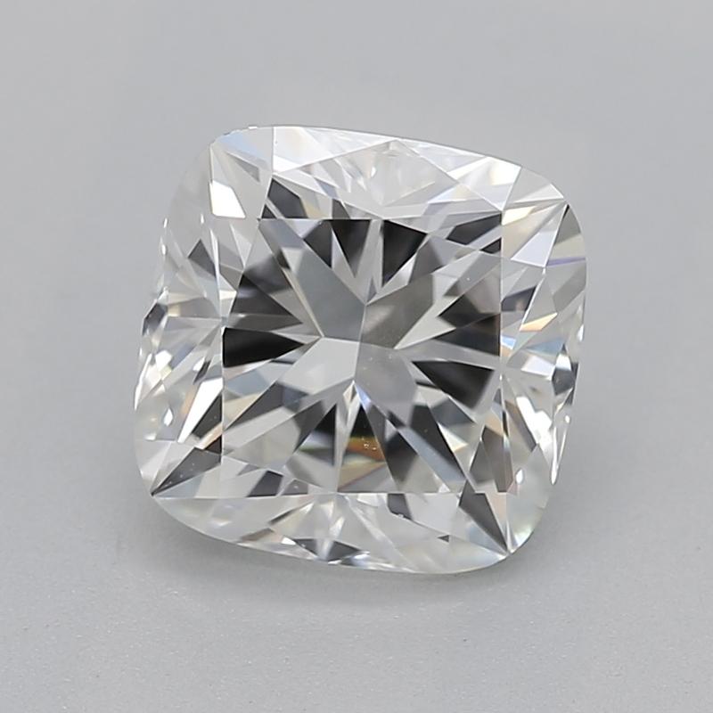 Realizzato a mano a New York, uno splendido anello con diamante che presenta un accattivante centro di un diamante a cuscino del peso di 1,01, con una squisita G e VS2. Questa straordinaria pietra è incastonata in un'elegante aureola a forma di