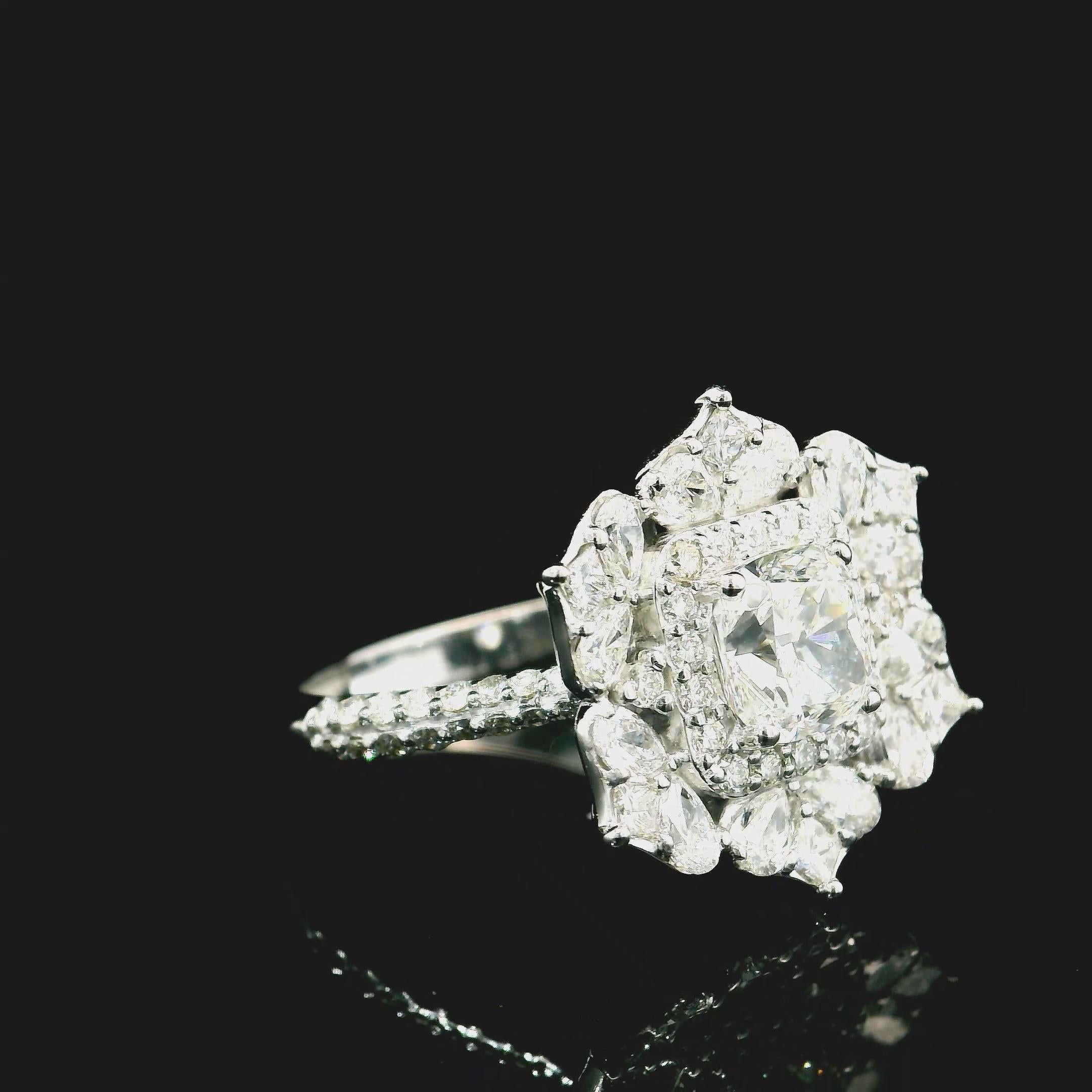 Anello in oro bianco 18 carati con diamanti
  
  Colore e caratura dell'oro: Oro bianco 18kt
  Peso: 4.90 grammi
  
  Imposta con...
  Tipo di pietra: Diamanti
  Forma: Cuscino
  Carati: 1,01 ct
  Colore: D
  Chiarezza: VVS2
  
  Pietre circostanti: