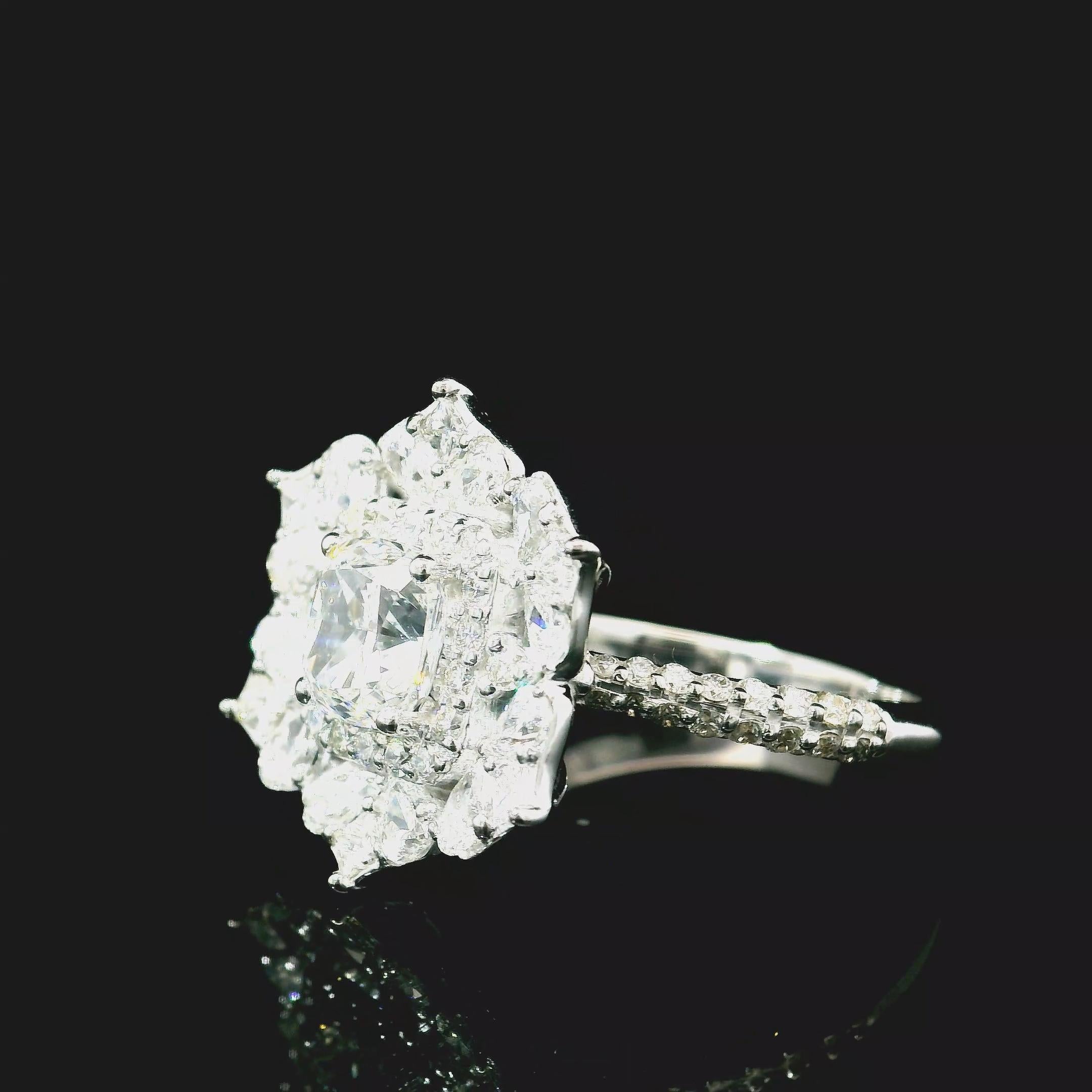 Taglio cuscino Anello con diamante certificato GIA da 1,01 carati con colore D e purezza VVS2 in vendita