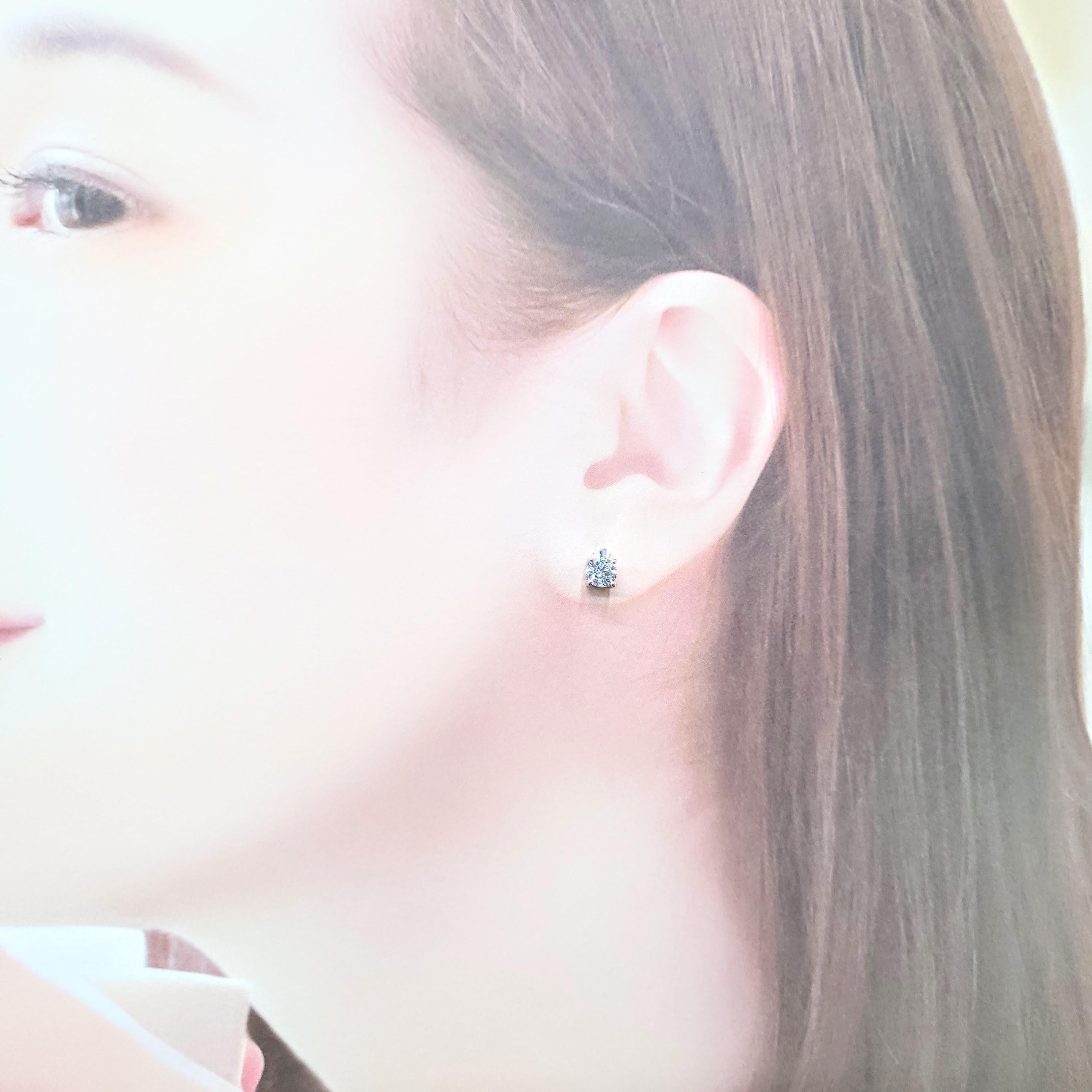 Conçues pour une élégance intemporelle, ces magnifiques boucles d'oreilles en diamant certifié GIA témoignent d'une qualité et d'une valeur exceptionnelle. La paire présente un poids combiné de 1,01 carat de diamants brillants, chaque pierre étant