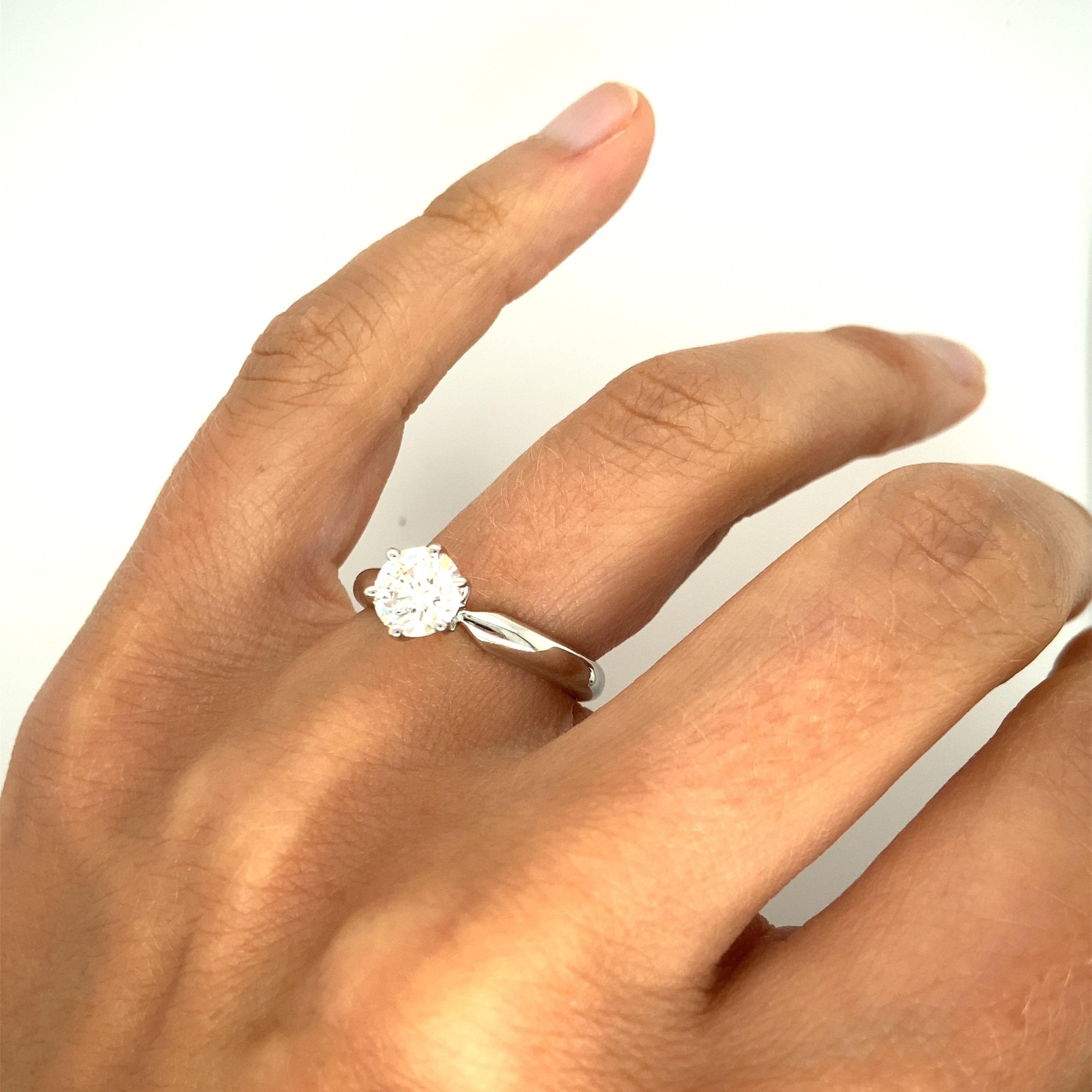 Anillo de compromiso de diamantes solitario en platino de 1,01 quilates en venta 4