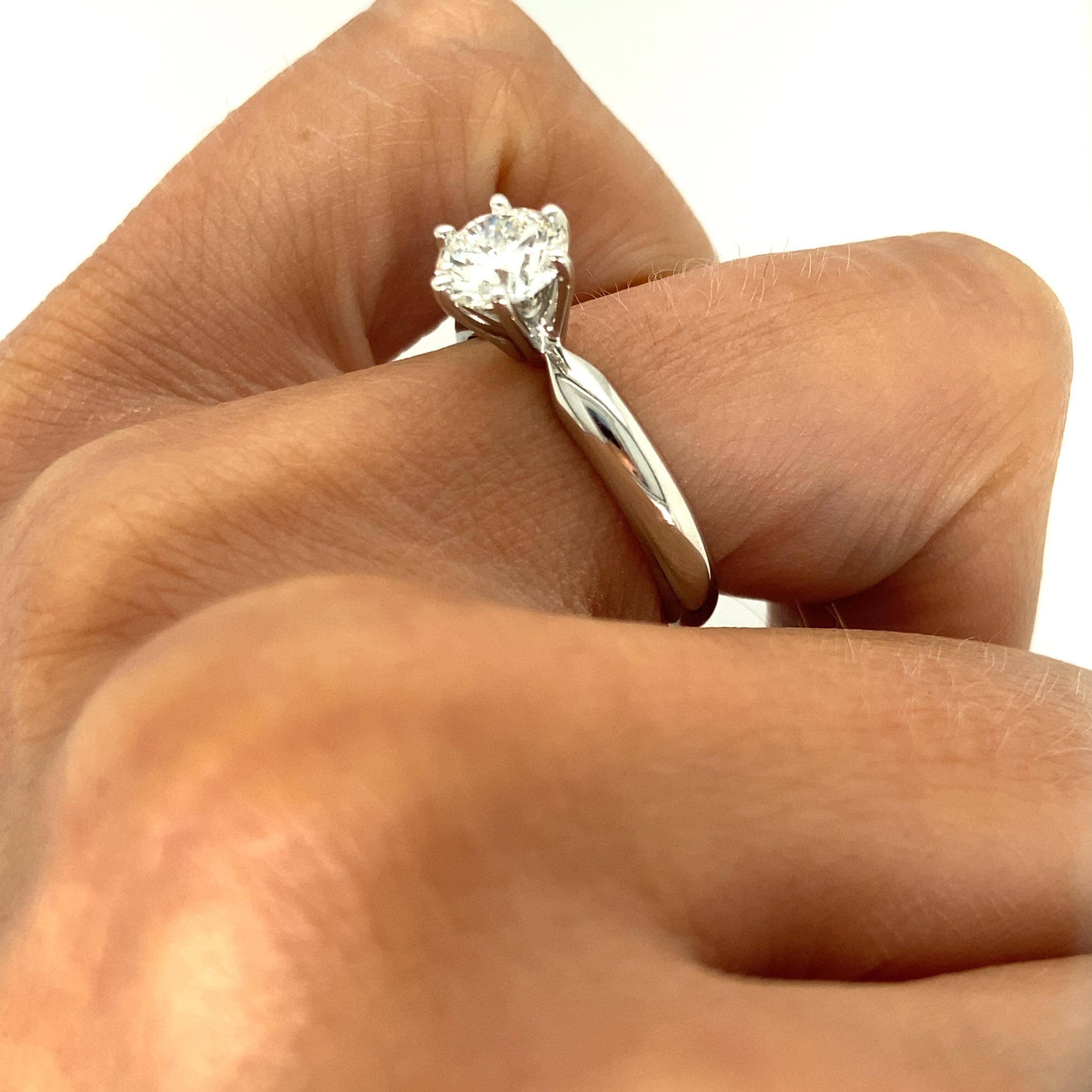 Anillo de compromiso de diamantes solitario en platino de 1,01 quilates en venta 5