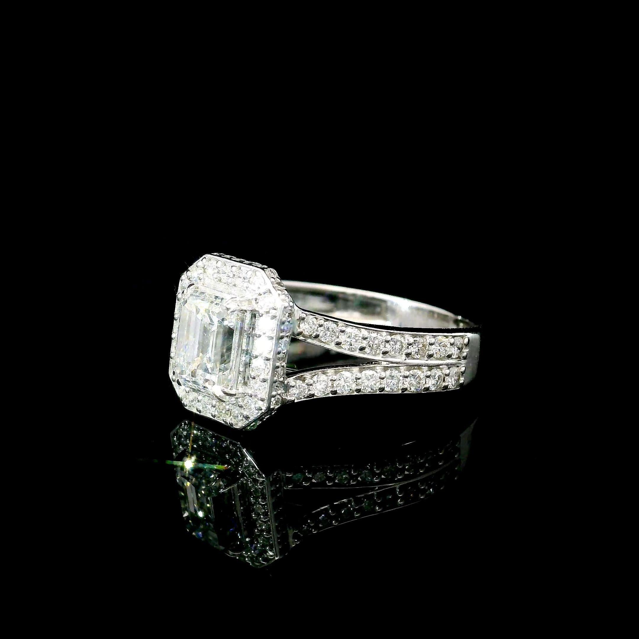 GIA Certified 1.01 Carat E Colour SI1 Clarity Diamond Ring In New Condition For Sale In บางรัก, TH