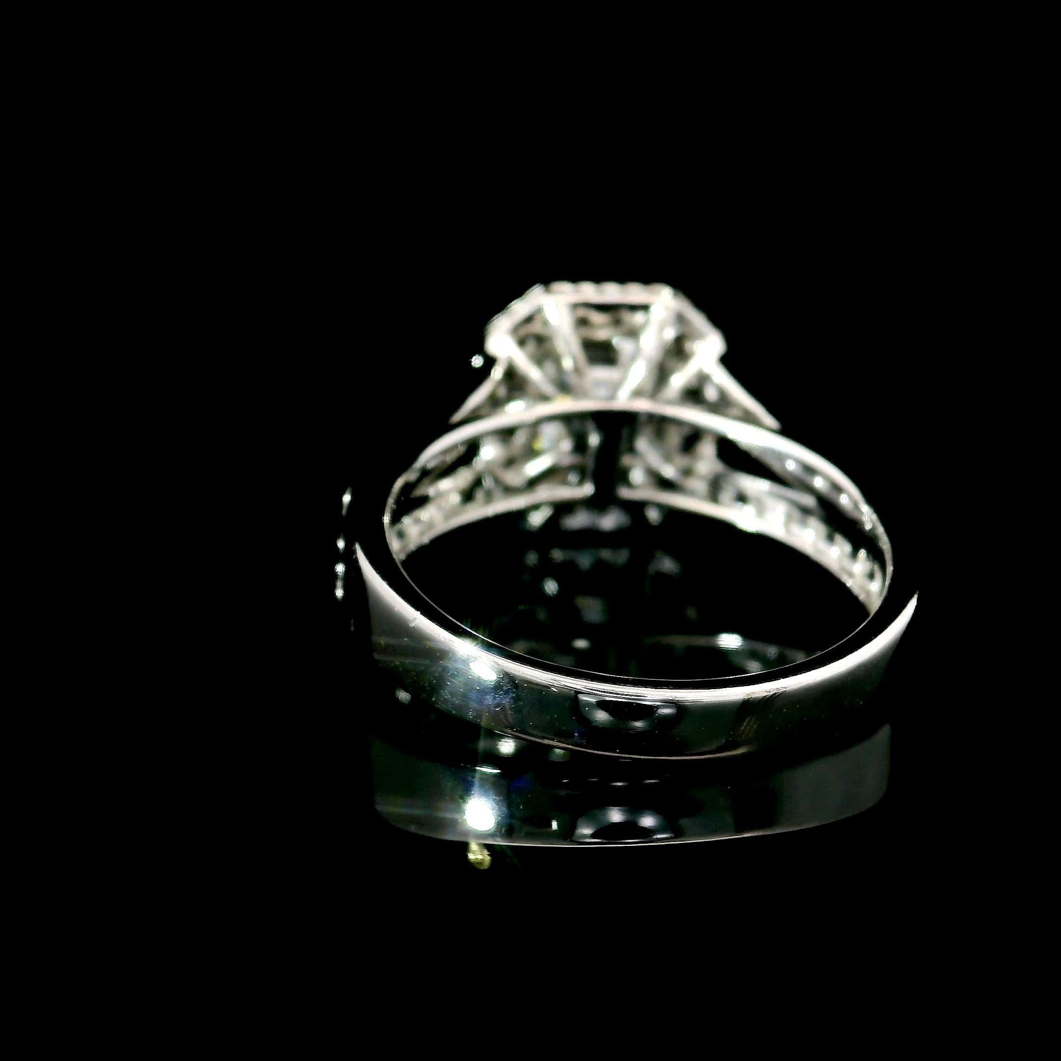 Women's or Men's GIA Certified 1.01 Carat E Colour SI1 Clarity Diamond Ring For Sale