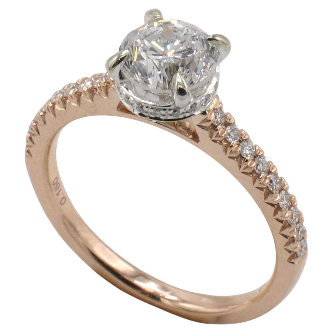 Anello di fidanzamento a forma di aureola nascosta in oro rosa naturale certificato GIA da 1,01 carati E I1 rotondo
Metallo: oro rosa/bianco 14k
Peso: 3.02 grammi
Diamante: 1,01 carati E I1 di diamante naturale rotondo
Accenti di diamanti: 0,18 CTW