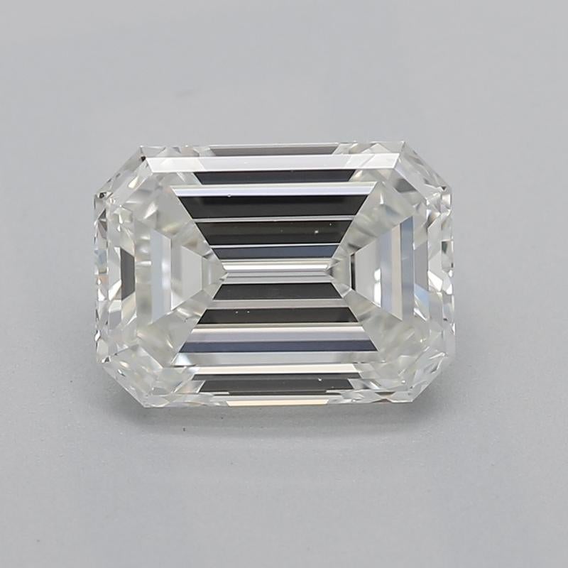 Dieser atemberaubende, in New York handgefertigte Diamantring ist ein wahres Meisterwerk. Sein atemberaubender Mittelstein, ein Smaragd H VS1 1.01, ist elegant in einen gedrehten Vier-Zacken-Korb eingefasst, der seine Brillanz noch verstärkt. Das