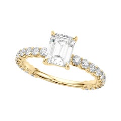 Smeraldo certificato GIA da 1.01 carati con anello di diamanti a eternità parziale