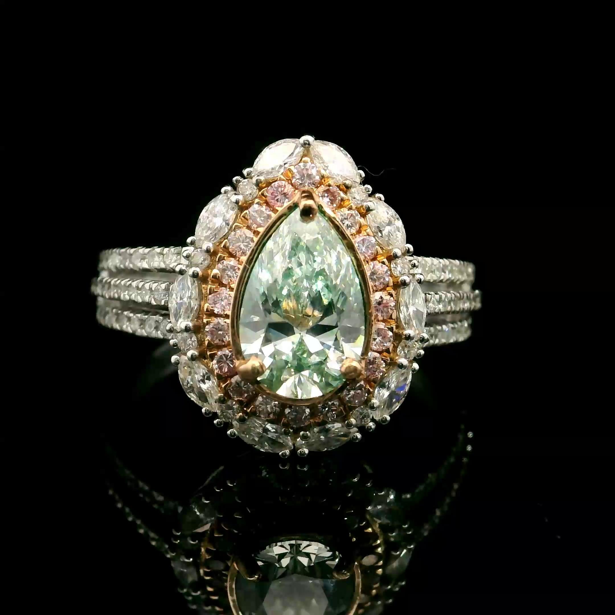 Bague en or blanc 18kt avec diamants
  
  Couleur de l'or et carat : Or blanc 18kt
  Poids : 4,325 grammes
  
  Ensemble avec...
  Type de pierre : Diamants
  Forme : Poire
  Carat : 1.01 ct
  Couleur : Jaune vert pâle
  Clarté : VS1
  
  Pierres