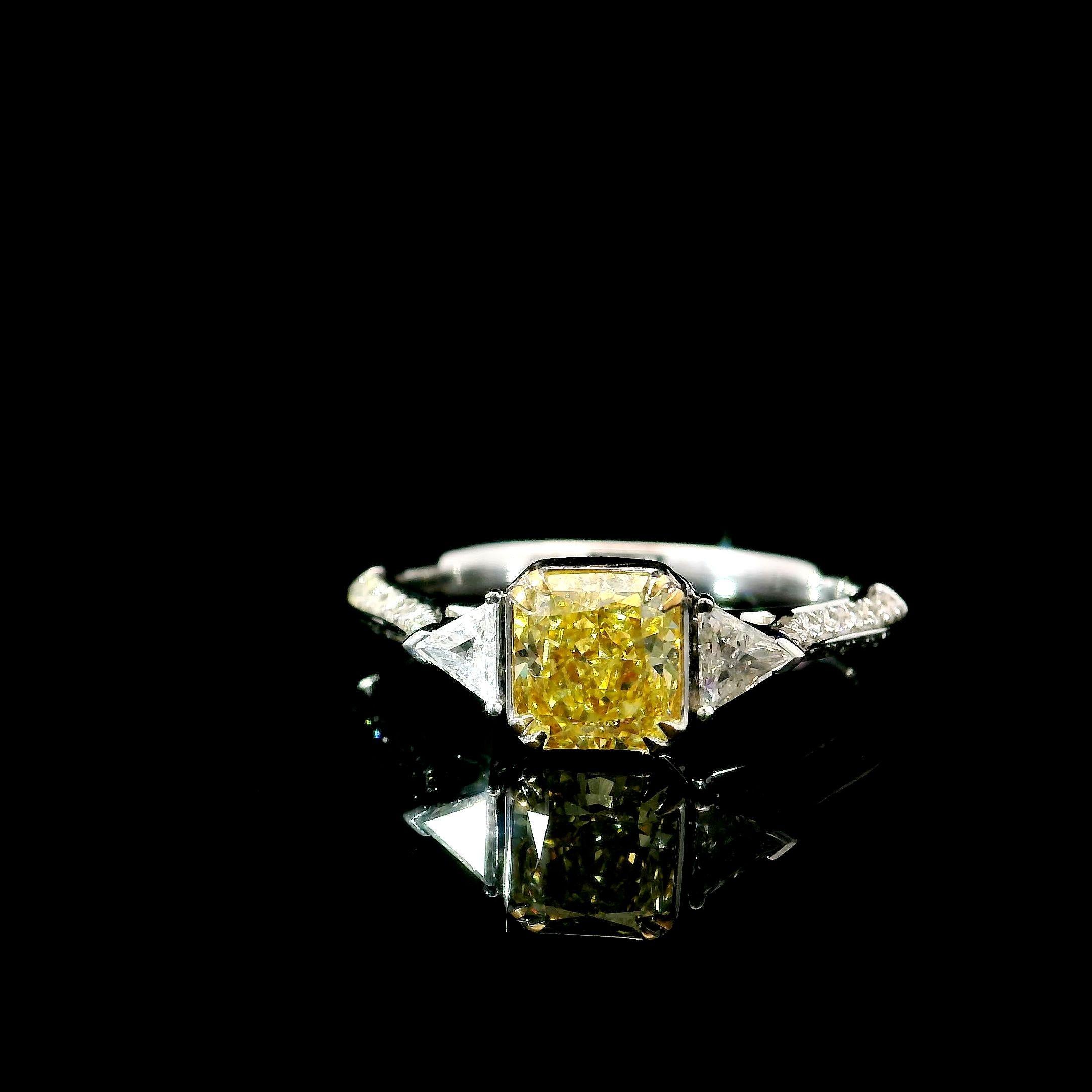 Bague en or blanc 18kt avec diamants
  
  Couleur de l'or et carat : Or blanc 18kt
  Poids : 3.23 grammes
  
  Ensemble avec...
  Type de pierre : Diamants
  Forme : Rayonnante
  Carat : 1.01 ct
  Couleur : Jaune foncé fantaisie
  Clarté : VS2
  
 