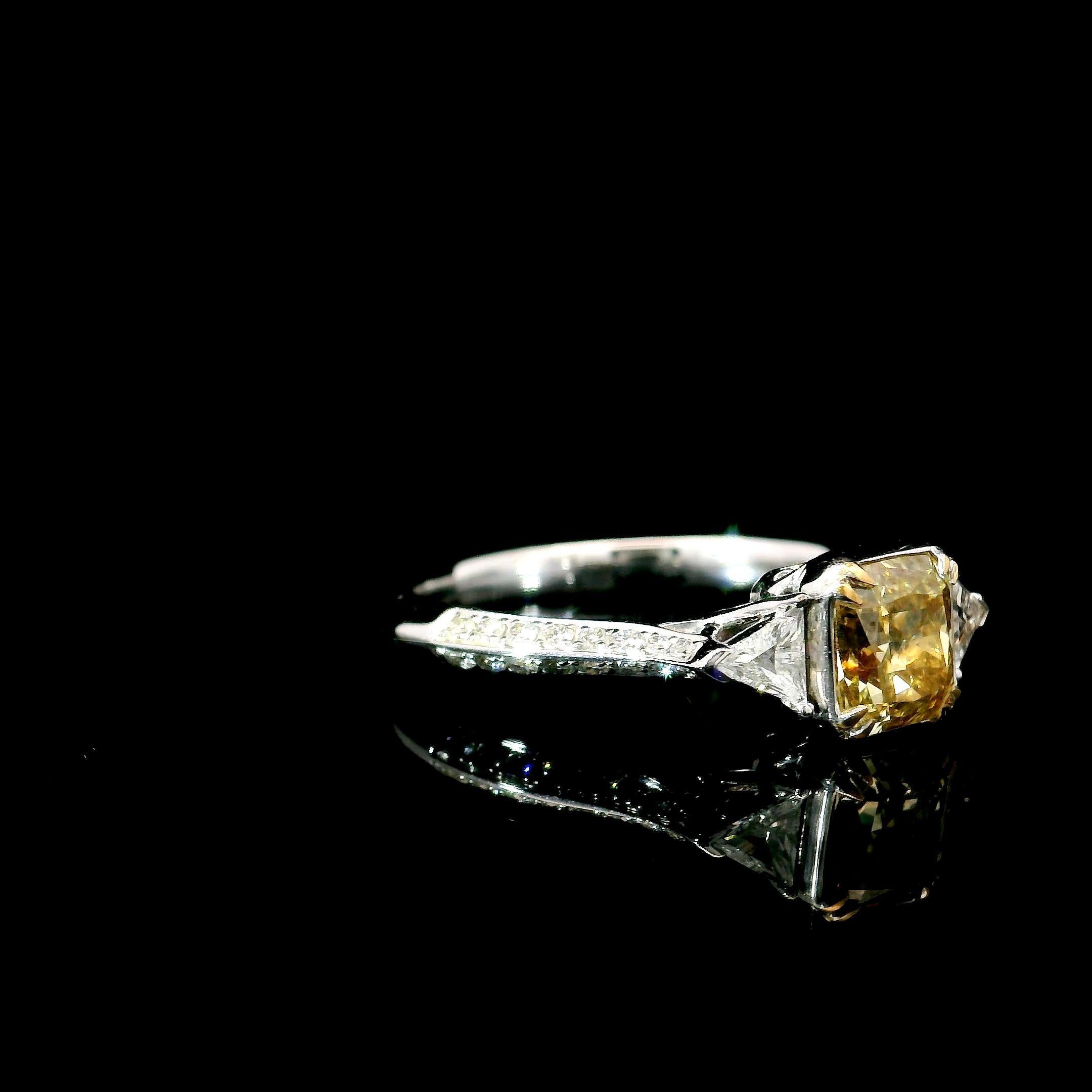 Taille radiant Bague avec diamant jaune foncé de 1,01 carat de pureté VS2 certifié par le GIA en vente
