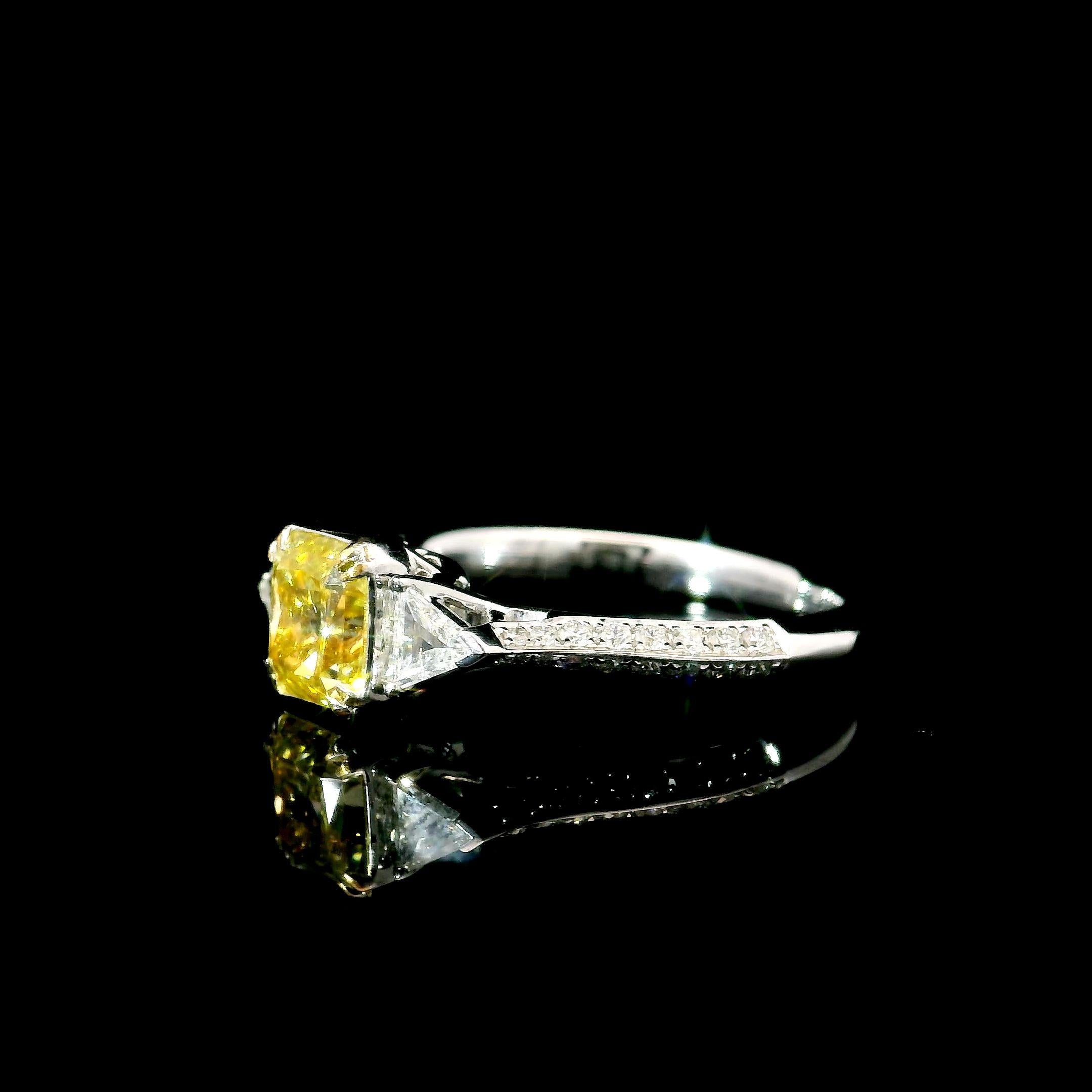 Bague avec diamant jaune foncé de 1,01 carat de pureté VS2 certifié par le GIA Neuf - En vente à บางรัก, TH