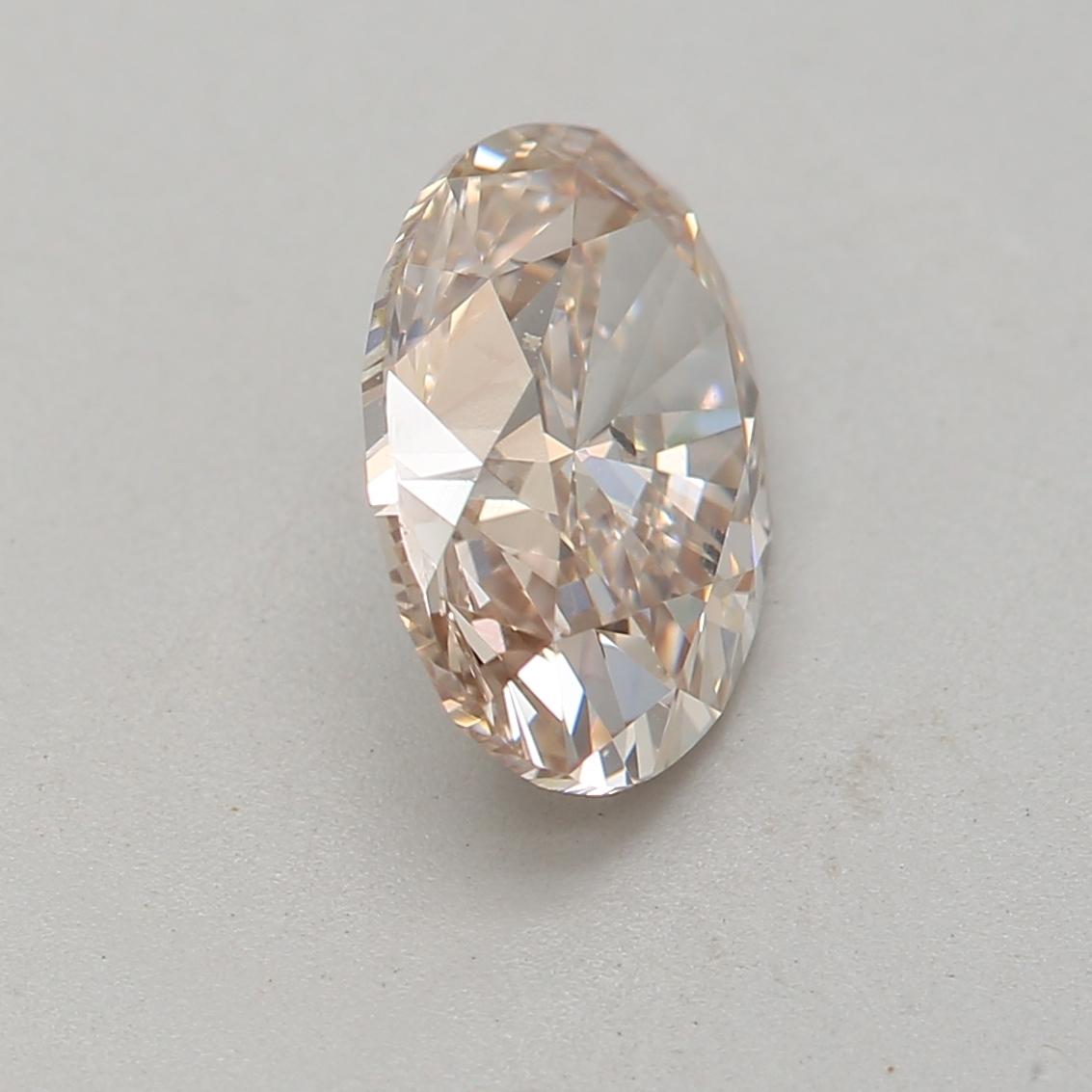Certificat : GIA
Numéro de rapport : 2416563162
Forme et coupe : Ovale
Poids en carats : 1,01 carat
Dimensions : 7,57 x 5,26 x 3,66 mm
Grade de couleur : Rose marron fantaisie 

CARACTÉRISTIQUES DU DIAMANT :

Notre diamant Fancy Pink Brown présente