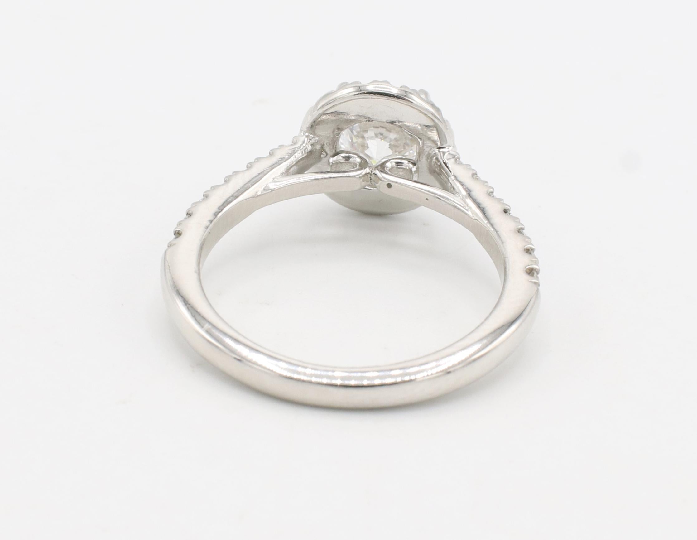 Taille ronde Bague de fiançailles en platine avec halo de diamants ronds de 1,01 carat H SI1 certifiés GIA en vente