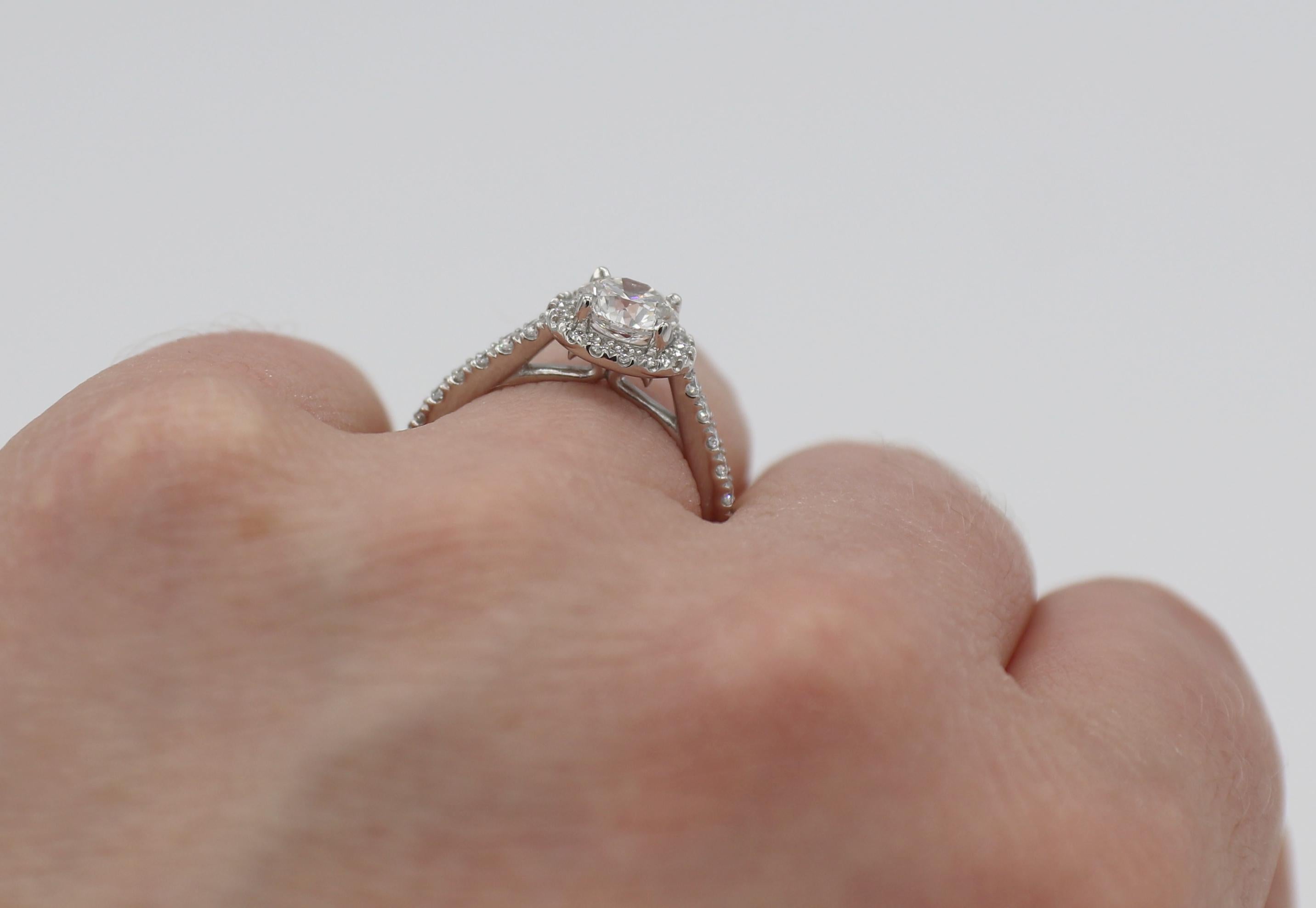 Bague de fiançailles en platine avec halo de diamants ronds de 1,01 carat H SI1 certifiés GIA en vente 1