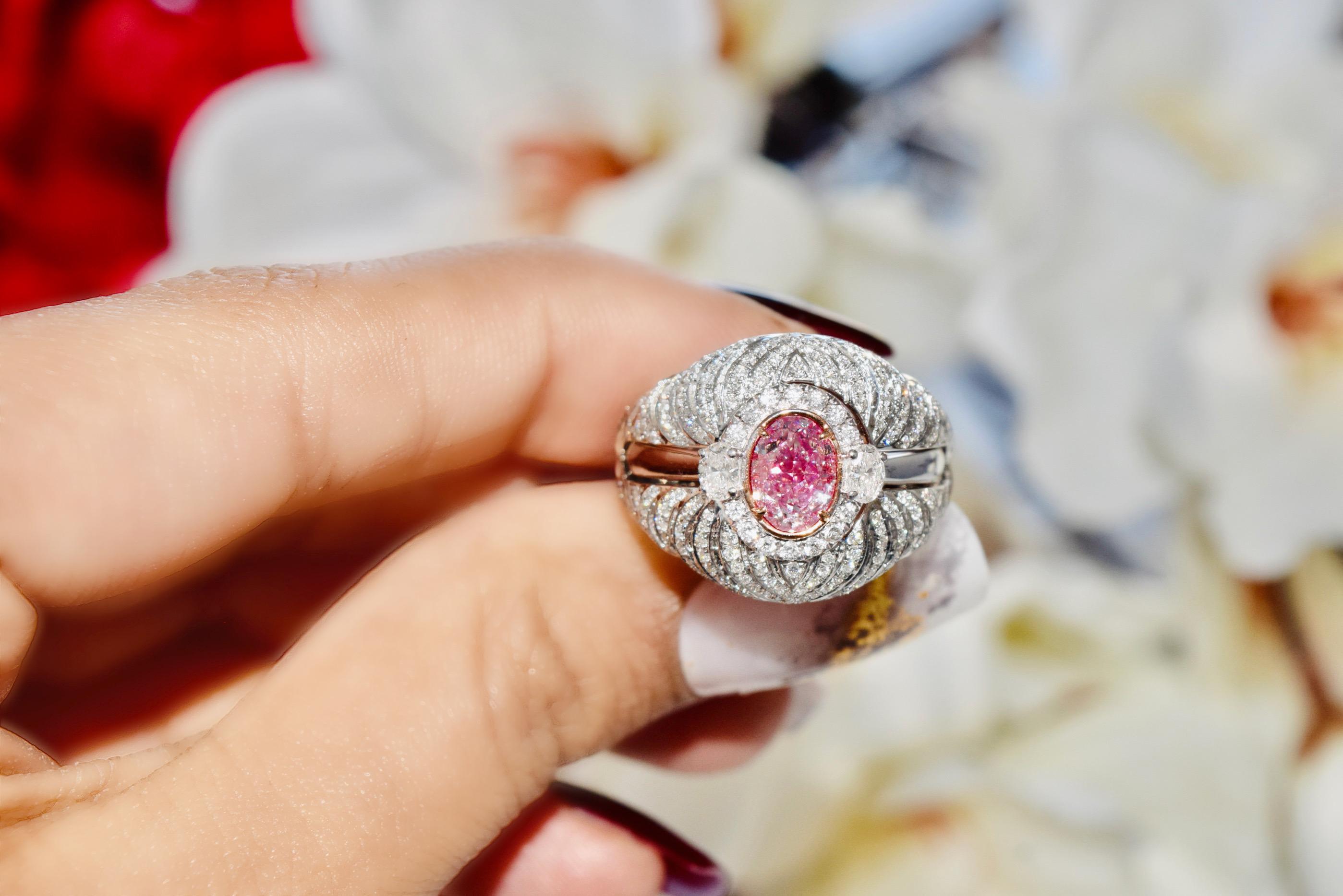 Bague avec diamant ovale rose clair de 1,01 carat certifié par le GIA Neuf - En vente à Kowloon, HK
