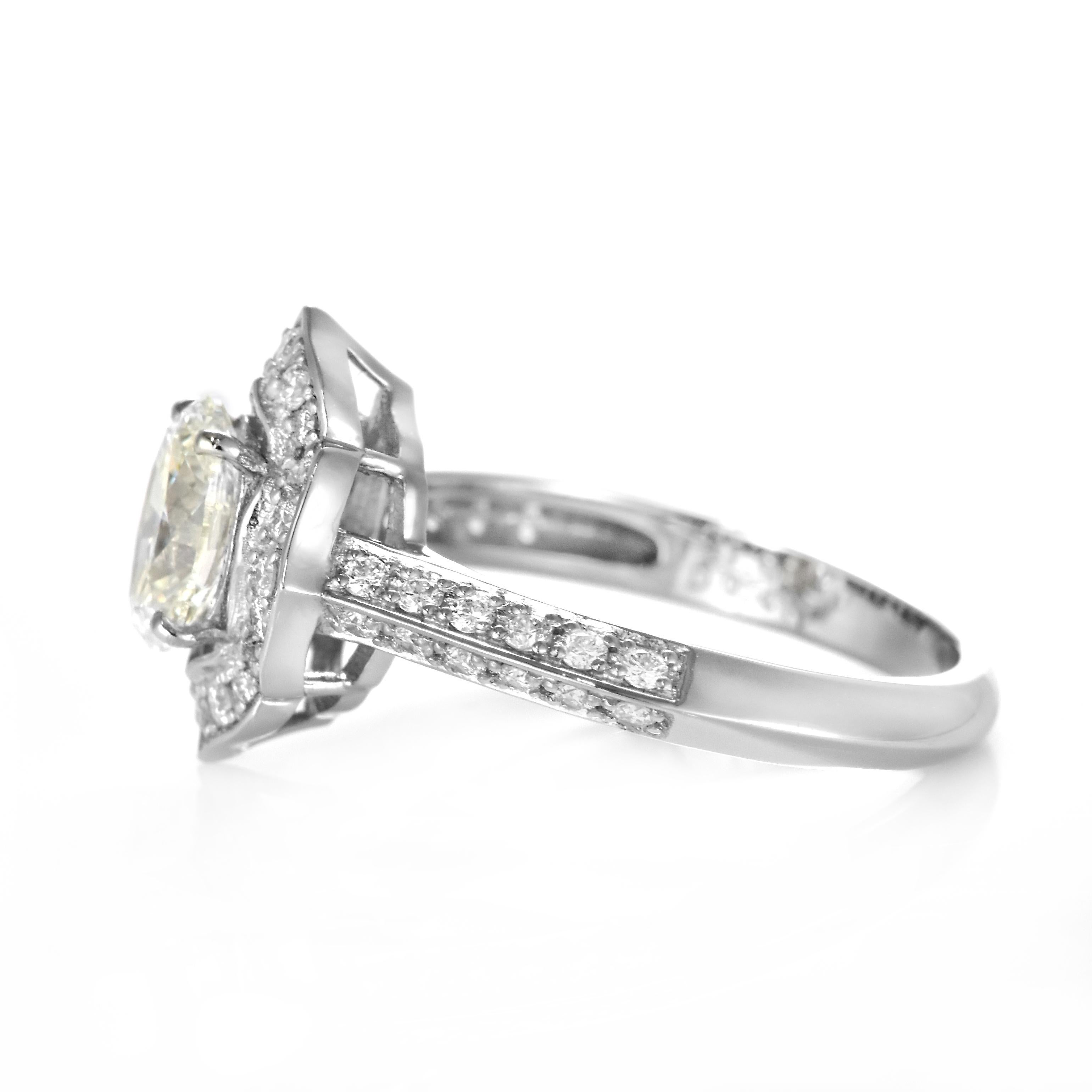 GIA Certified 1.01 Carat Natural InternallyFlawless Diamond Ring Set in Platinum In New Condition For Sale In Tokyo, JP
