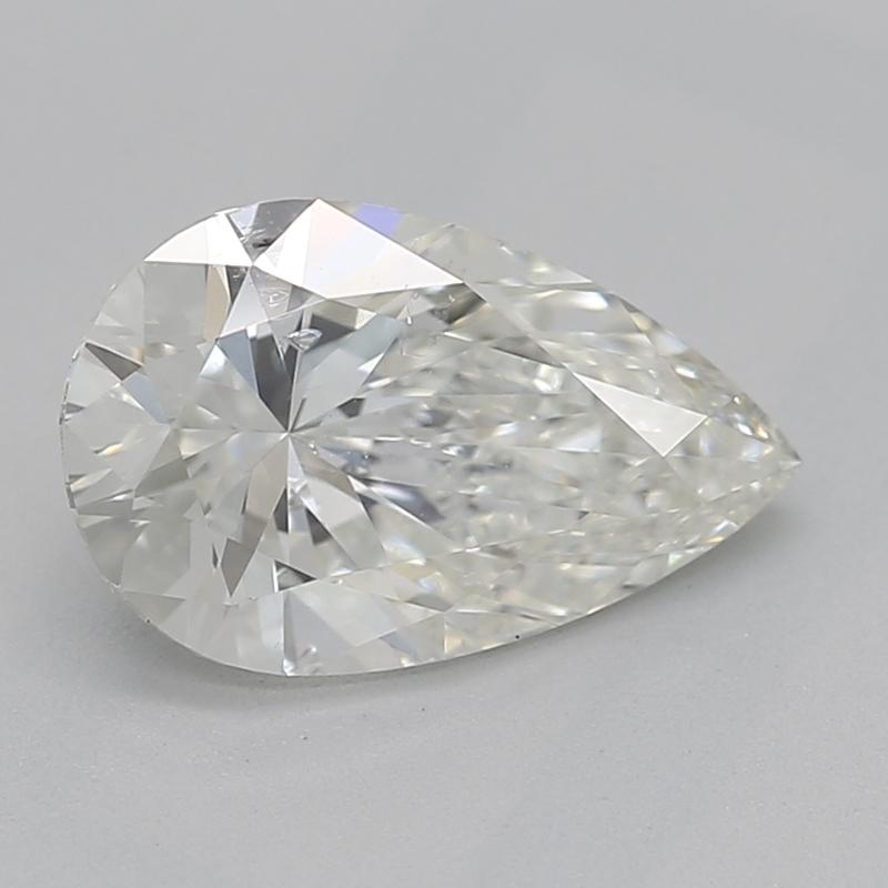 Eleva la tua collezione di gioielli con questo splendido anello con diamante, il cui cuore è costituito da un diamante a pera mozzafiato del peso di 1,01, classificato come J e SI2. L'eccezionale maestria è evidente nello squisito design, dove la