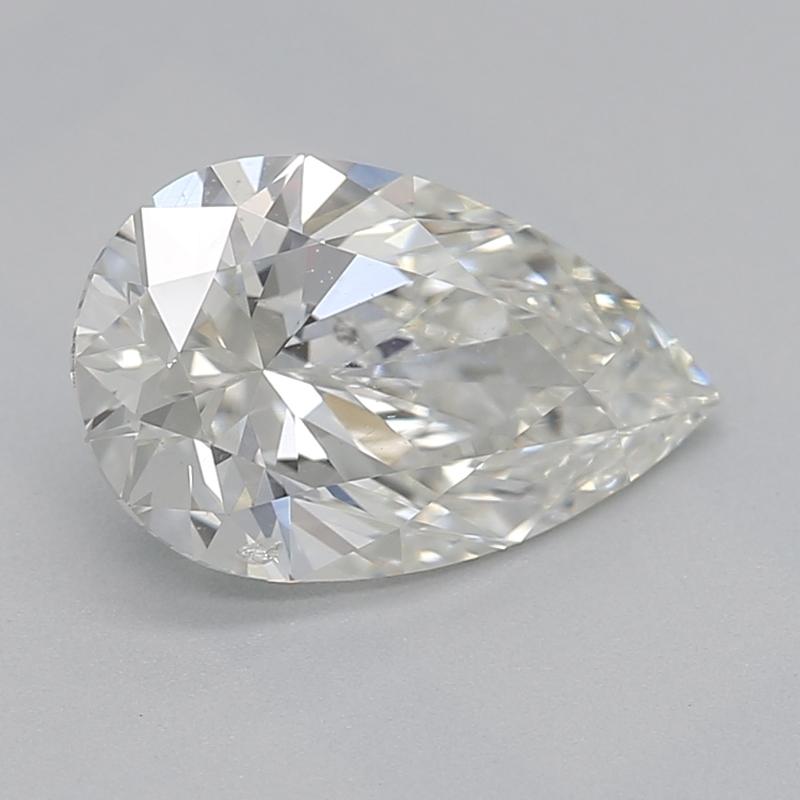 Fabriquée à la main à New York, cette superbe bague en diamant présente une pièce maîtresse remarquable avec un captivant diamant poire de 1,01, d'une pureté exceptionnelle SI2 et d'un brillant J. Sertie dans un luxueux platine, la bague est