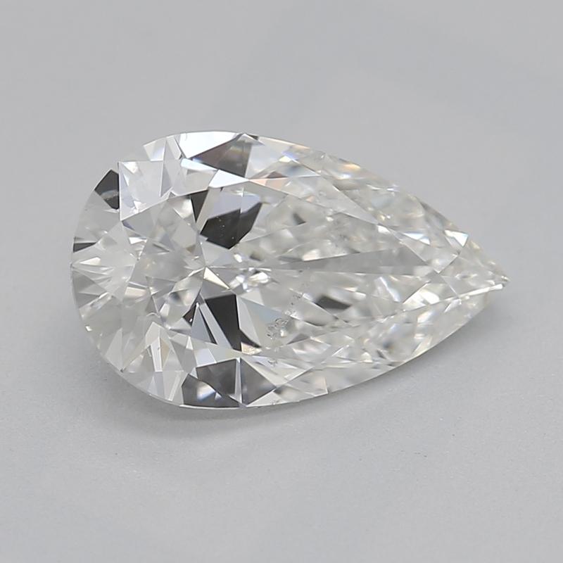 Scopri il fascino di questo anello con diamante in oro bianco, caratterizzato da una splendida pera centrale del peso di 1.01. Classificato G e SI2, questo diamante irradia una brillantezza eccezionale, catturando la luce in ogni angolo. Il design