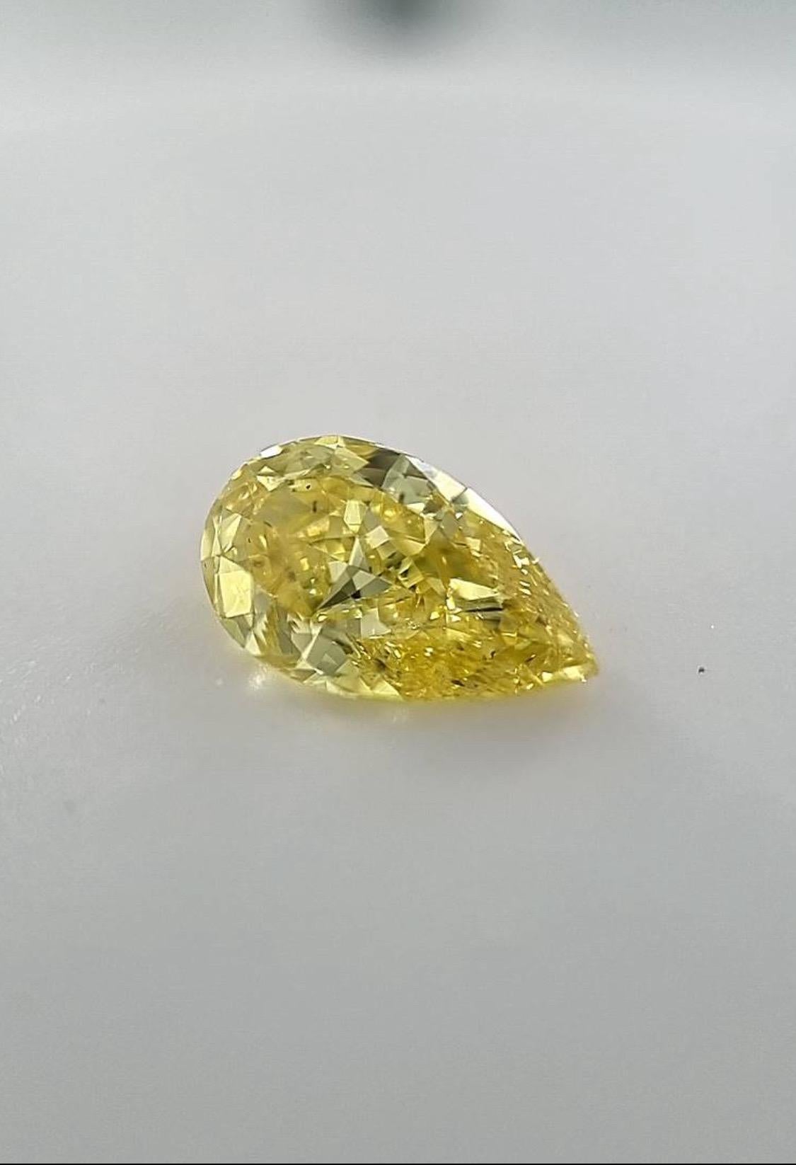 Un magnifique diamant naturel de couleur jaune vif d'un peu plus de 1,00 carat. 
Certifié GIA.  

La pierre est disponible en vrac ou peut être transformée en un bijou de haute joaillerie sur mesure, tel qu'un pendentif, une bague, des boucles