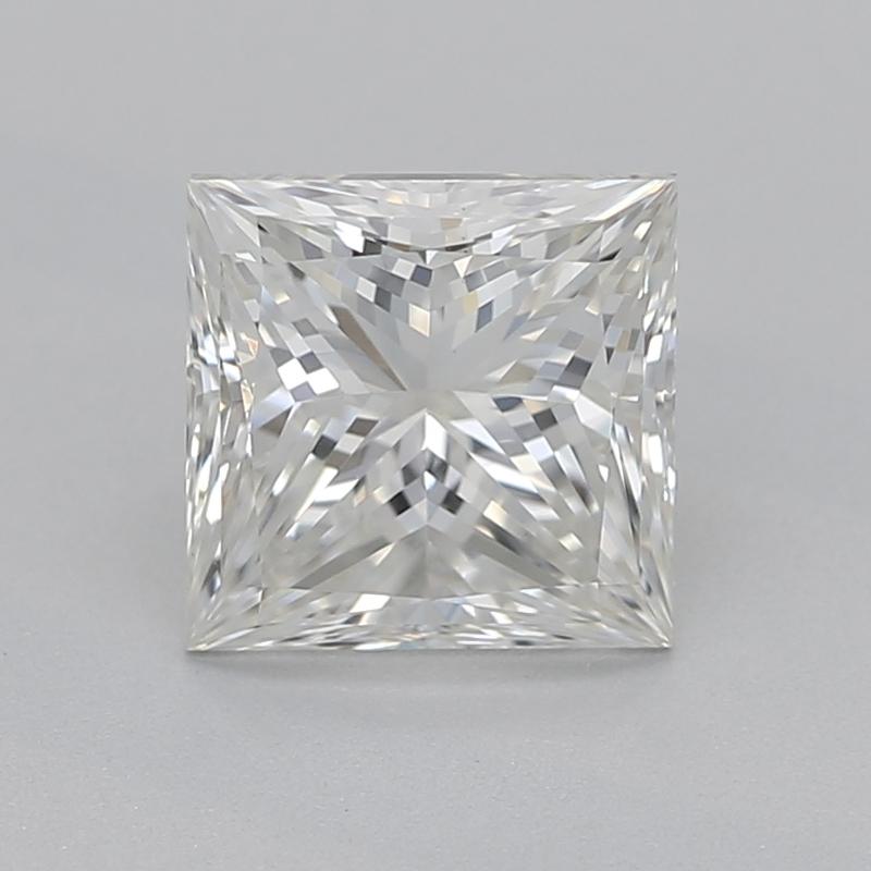 Realizzato a mano a New York, questo squisito anello con diamante presenta un'affascinante pietra centrale principessa certificata GIA del peso di 1,01 , che mostra il perfetto equilibrio tra eleganza e scintillio con i suoi notevoli valori I e VS1.
