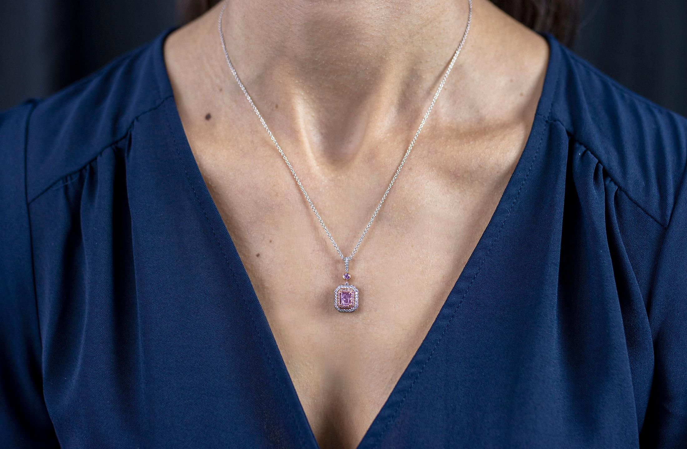 Contemporain GIA Certified 1.01 Carat Radiant Cut Fancy Color Pink Diamond Pendant Necklace en vente