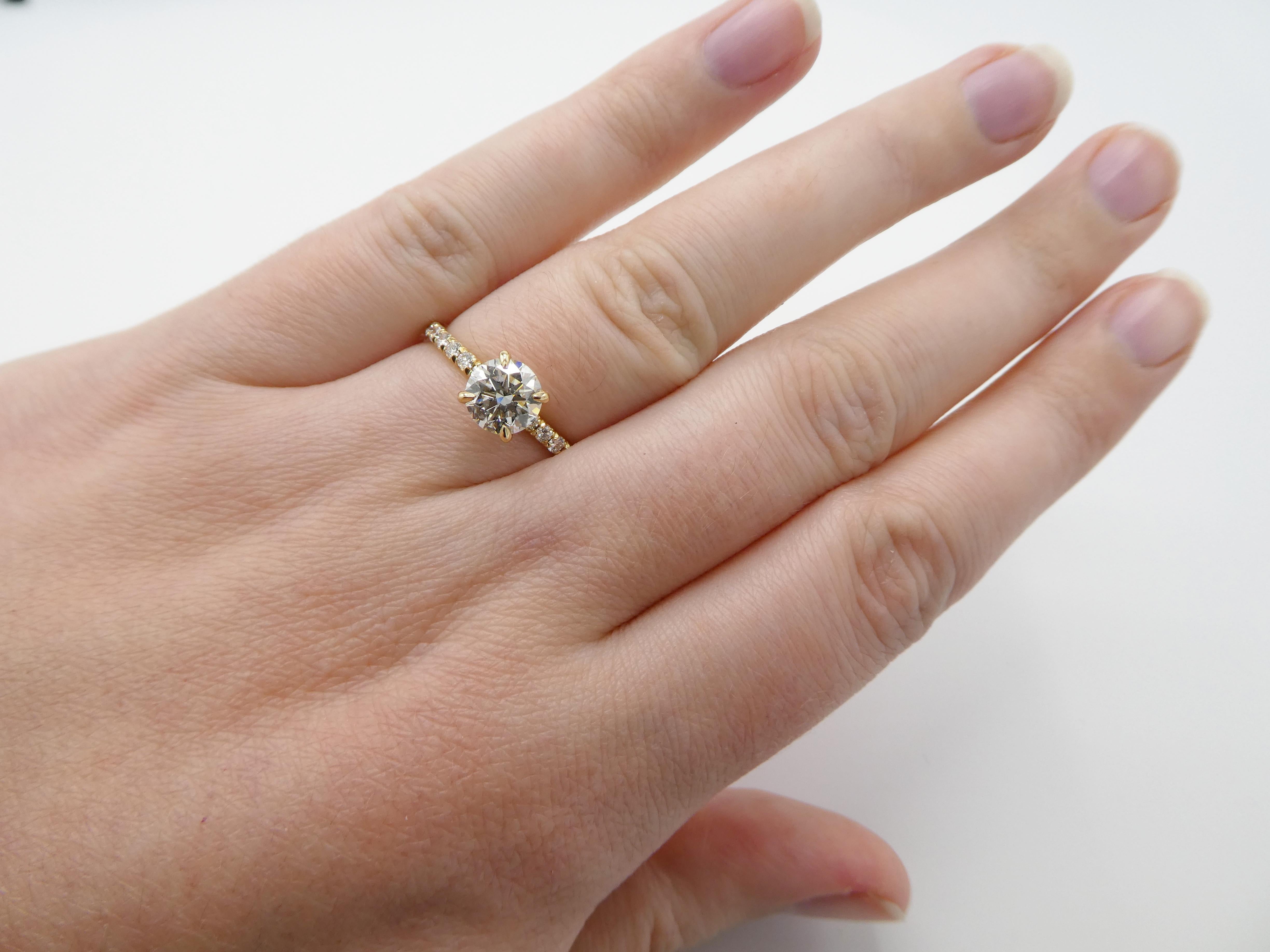 GIA-zertifizierter 1,01 Karat runder Diamant-Pavé-Verlobungsring aus 14 Karat Gelbgold für Damen oder Herren im Angebot