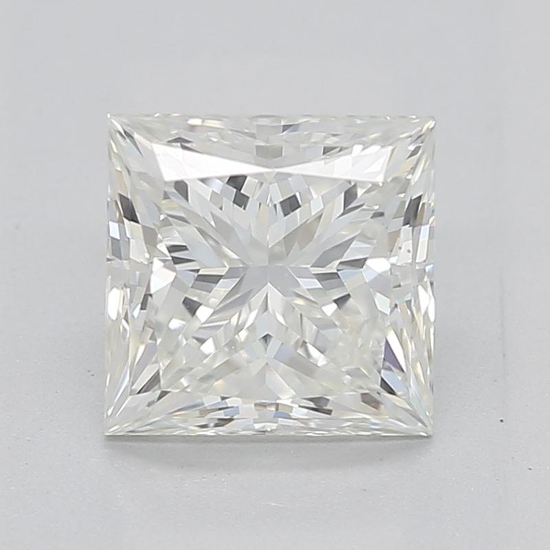 Realizzato a mano a New York, questo splendido anello con diamante mostra una squisita miscela di design moderno e artigianato tradizionale. Al centro si trova uno spettacolare diamante princess del peso di 1,01 , con una radiosa J e un VS1. Il