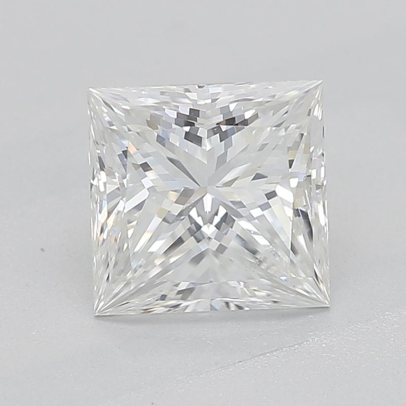 Realizzato a mano a New York, questo splendido anello con diamante mostra una squisita miscela di design moderno e artigianato tradizionale. Al centro si trova uno spettacolare diamante princess del peso di 1,01 , con un radiante G e VS2. Il design
