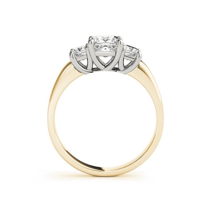 GIA Certified 1,01 Carat Three-Stone Princess Anello di diamanti in oro giallo 18K In condizioni Nuovo in vendita a New York, NY