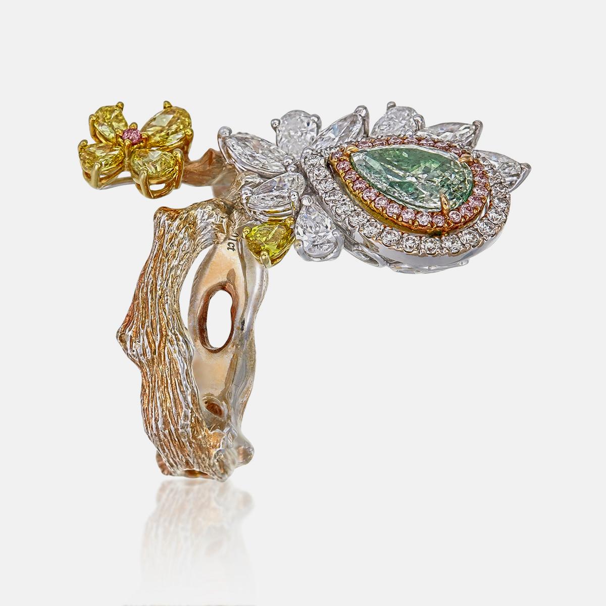 Dieser Ring enthält einen gelben Diamanten im Birnenschliff von 1,01 Karat mit GIA-Zertifikat (Zertifikatsnummer GIA-6232202535). Der Mittelstein ist von 0,24 Karat birnenförmigen Diamanten und 0,84 Karat Diamanten im Rundschliff umgeben, was seine