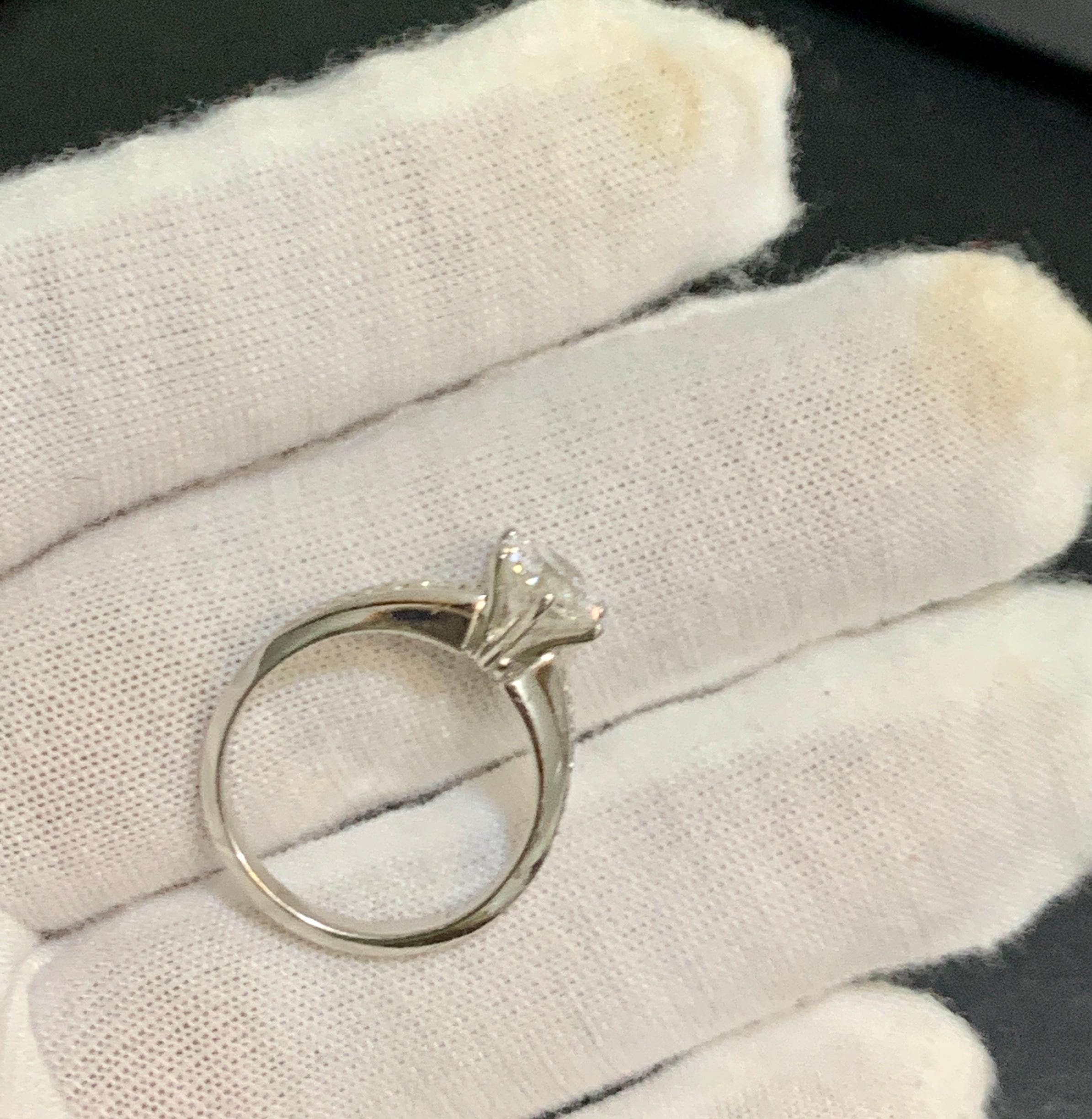 GIA Certified 1.01 Carat VS2, E Round Solitaire Diamond Engagement Platinum Ring In Excellent Condition For Sale In New York, NY