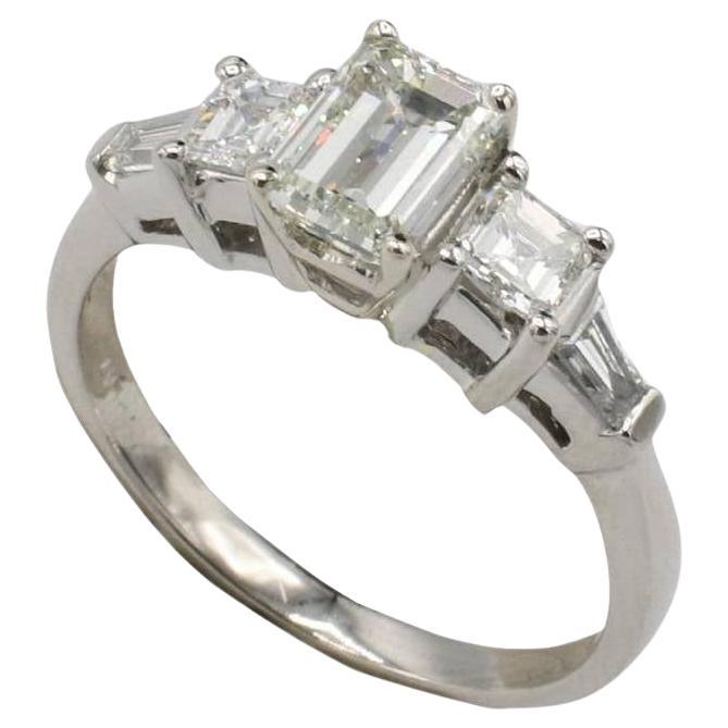 GIA certifié 1,01 J VS2 Diamant naturel taille émeraude Platine  Bague de fiançailles 
Métal : Platine
Poids : 4.88 grammes
Diamant : diamant naturel de taille émeraude de 1,01 carat J VS2
Diamants d'accentuation : Environ 0,60 CTW H-I VS diamants