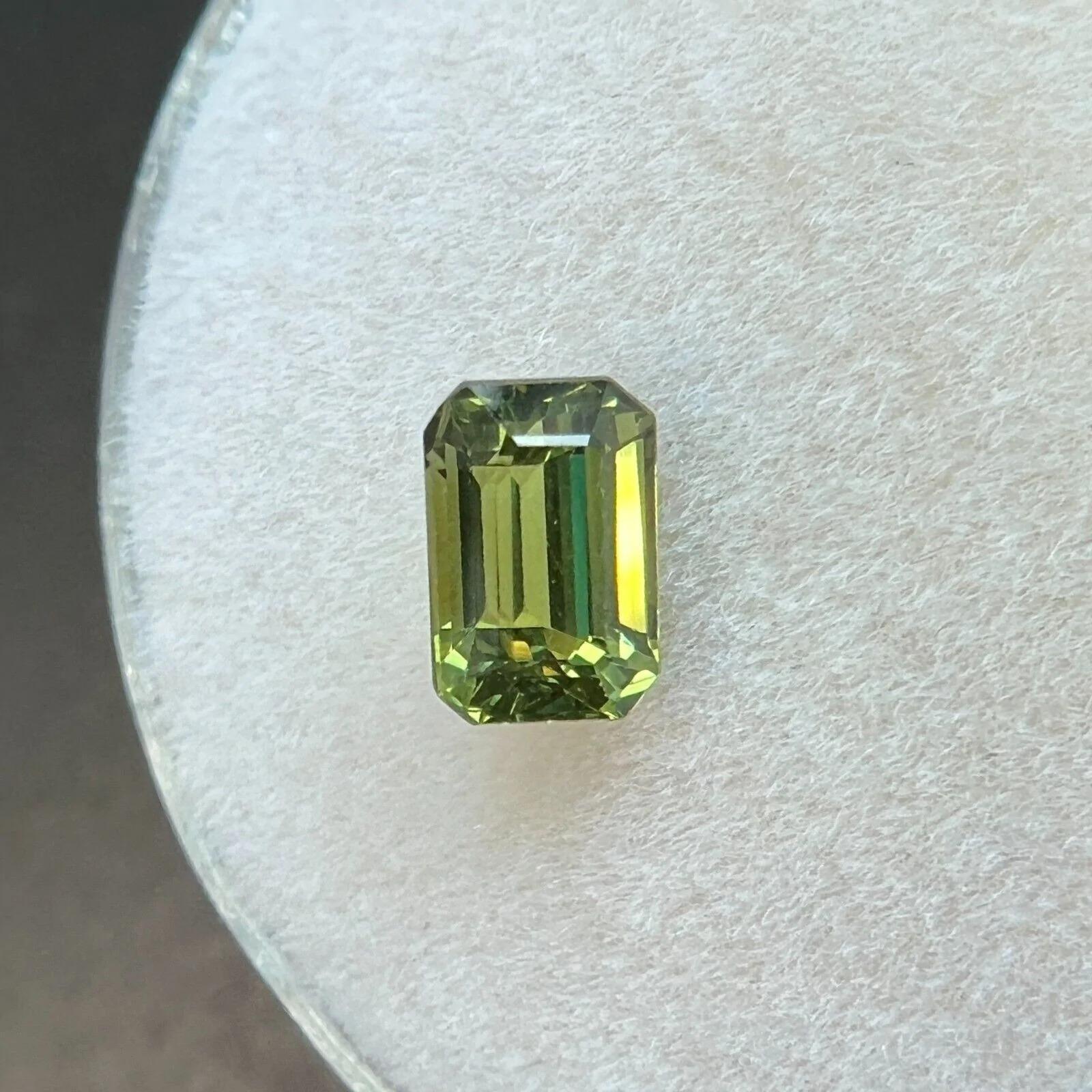 GIA-zertifiziert 1,01 unbehandelt lebendige grüne gelbe Saphir Smaragd Octagon Cut Edelstein

GIA-zertifizierter unbehandelter grüner gelber Saphir Edelstein. 
1.01 Karat unerhitzter Saphir mit einer schönen VIVID grün-gelben Farbe. Vollständig von