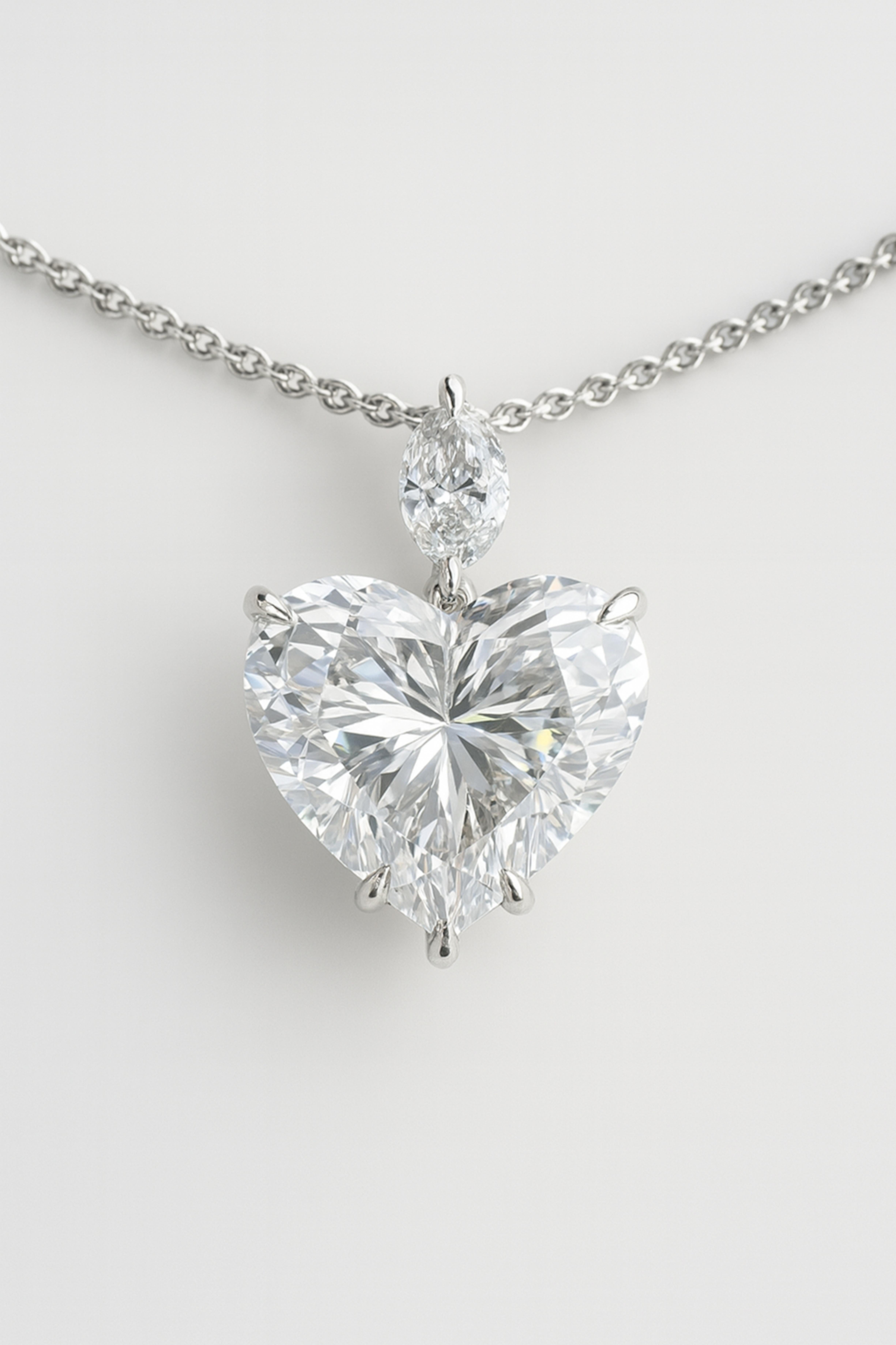 GIA-zertifizierte 10,11 Karat herzförmige Diamant-Anhänger-Halskette aus 18 Karat Weißgold (Herzschliff) im Angebot