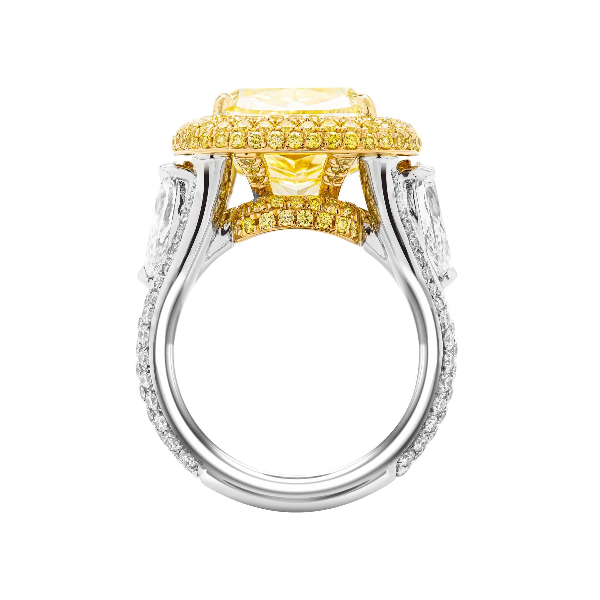 GIA-zertifizierter 10,11 Karat Fancy Gelber VS2 Dreisteinring mit Kissenschliff (Moderne) im Angebot