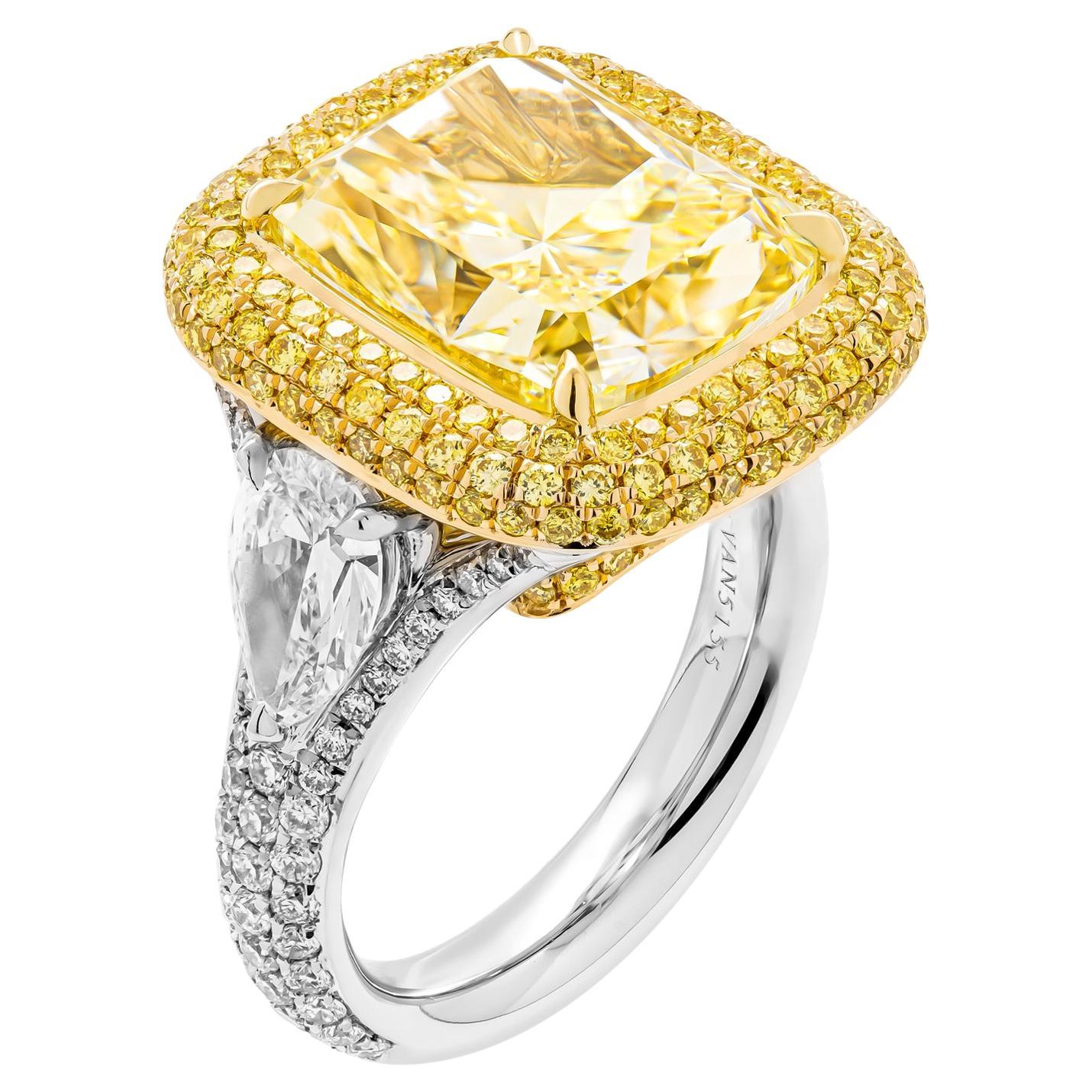 Bague à trois pierres jaune fantaisie VS2 taille coussin de 10,11 carats certifiée par le GIA