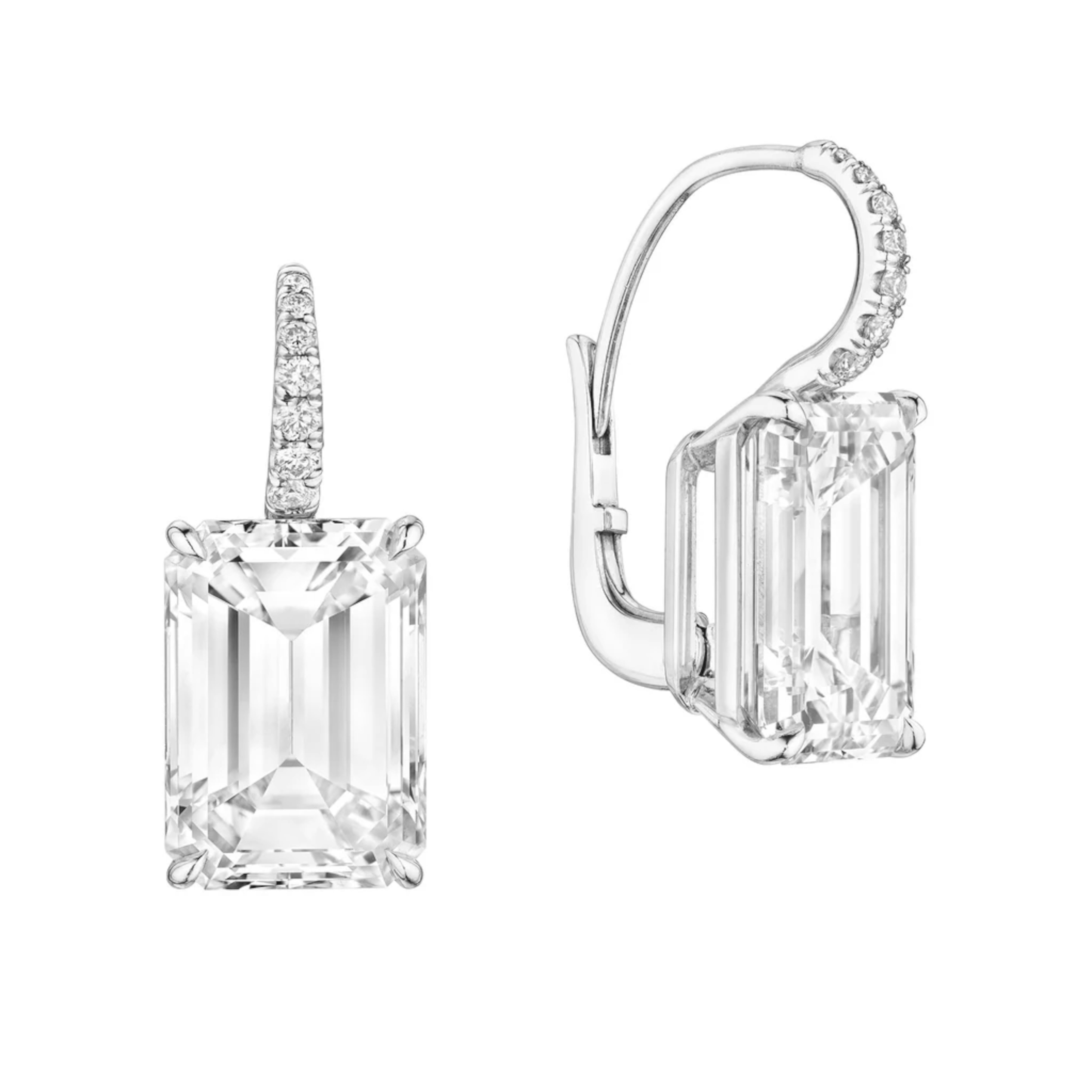 Une exquise paire de boucles d'oreilles pendantes en diamant taille émeraude, chacune certifiée par le GIA à 5 carats ! Ces superbes boucles d'oreilles sont composées de diamants de couleur D et de pureté VS1 - VVS2, garantissant une apparence