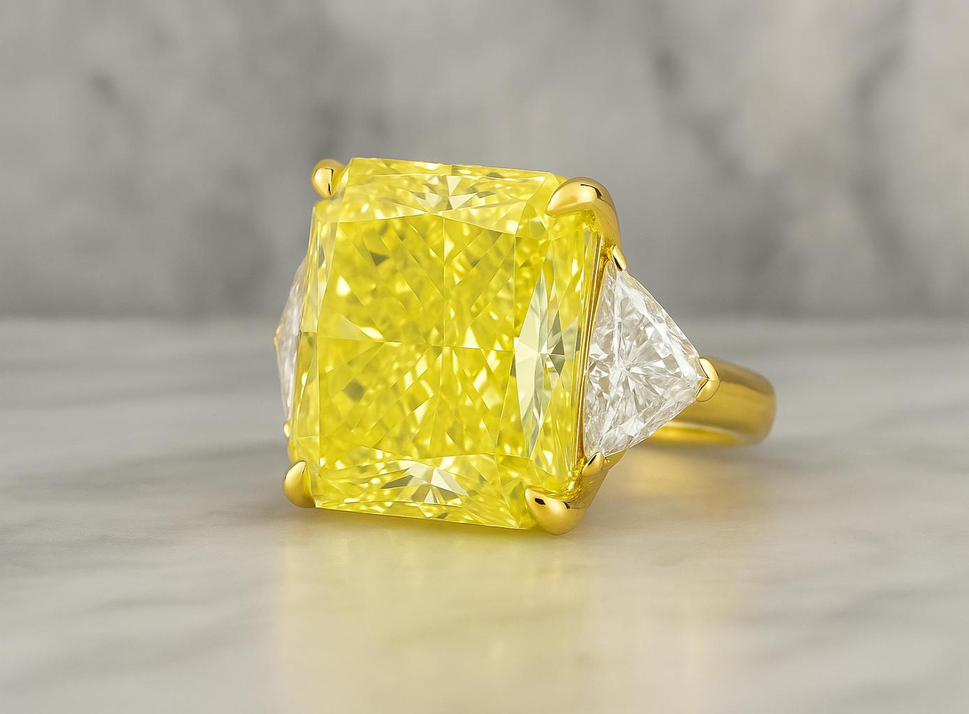 GIA Certified 10.12 Carat Fancy Yellow Diamond Ring in 18K Yellow Gold with Whit (Radiantschliff) im Angebot