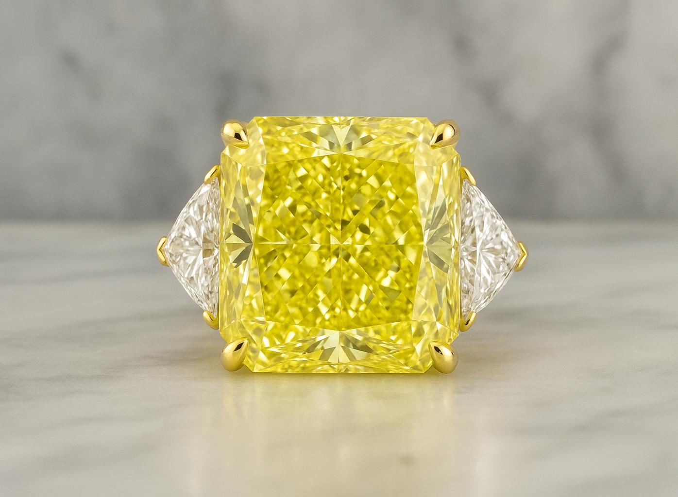 GIA Certified 10.12 Carat Fancy Yellow Diamond Ring in 18K Yellow Gold with Whit im Zustand „Neu“ im Angebot in Chicago, IL
