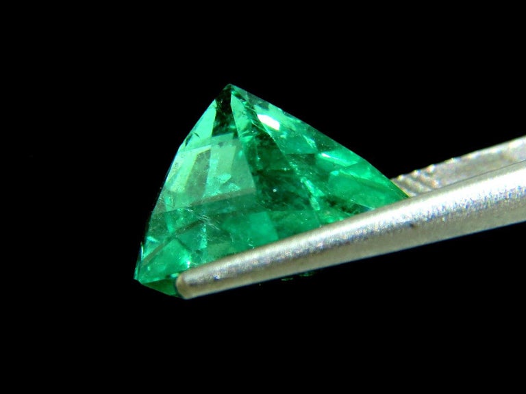 Émeraude verte colombienne naturelle, non transformée sur matrice