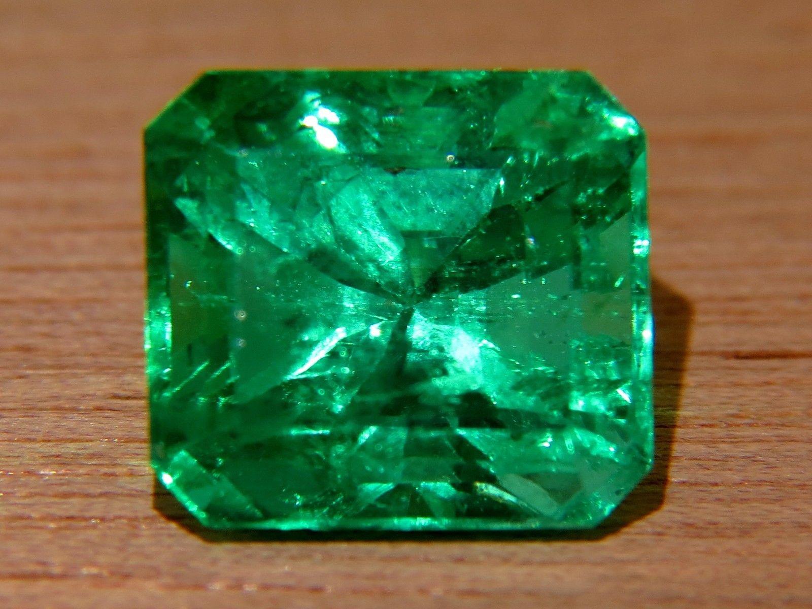 GIA Certified 10.16CT Natural Colombian Green Emerald Square Cut Collector Vivid In New Condition For Sale In New York, NY