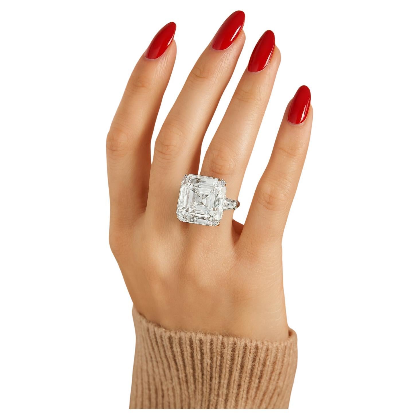 Anello con diamante taglio smeraldo certificato GIA da 10,19 carati con baguette affusolate in vendita