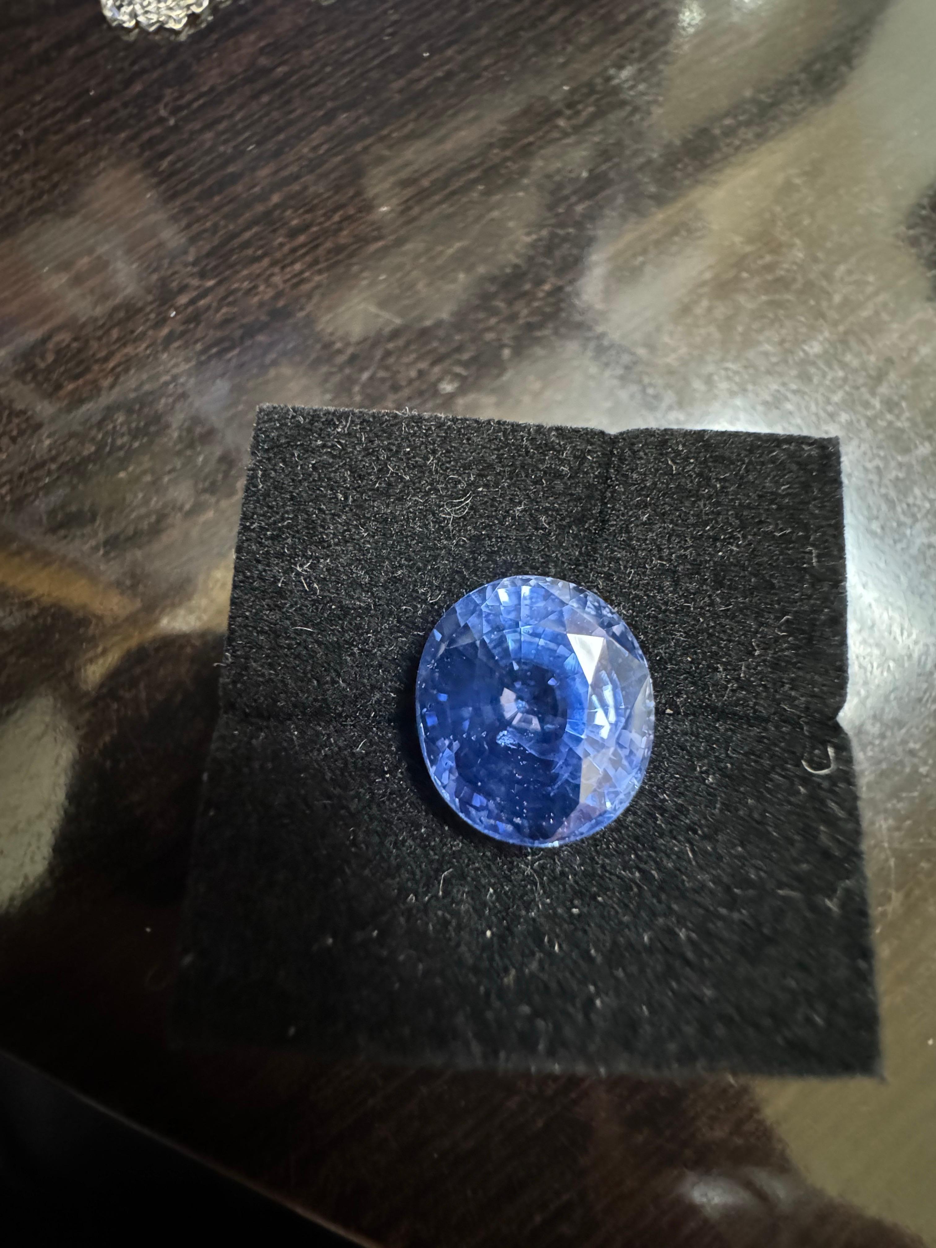 Moderno GIA Certified 10.19 Carat Oval No Heat Cornflower Blue Sapphire in vendita