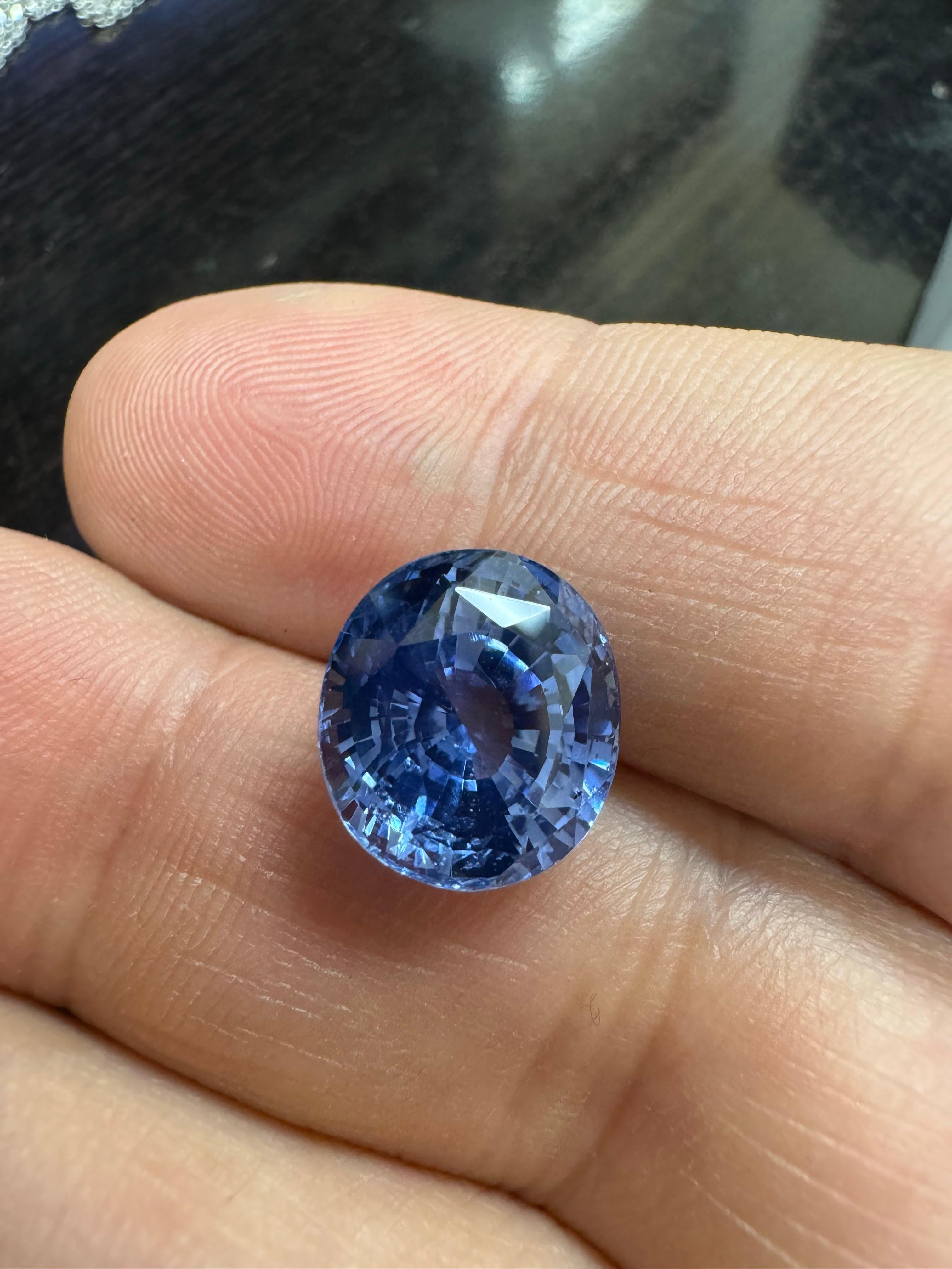 Taglio ovale GIA Certified 10.19 Carat Oval No Heat Cornflower Blue Sapphire in vendita